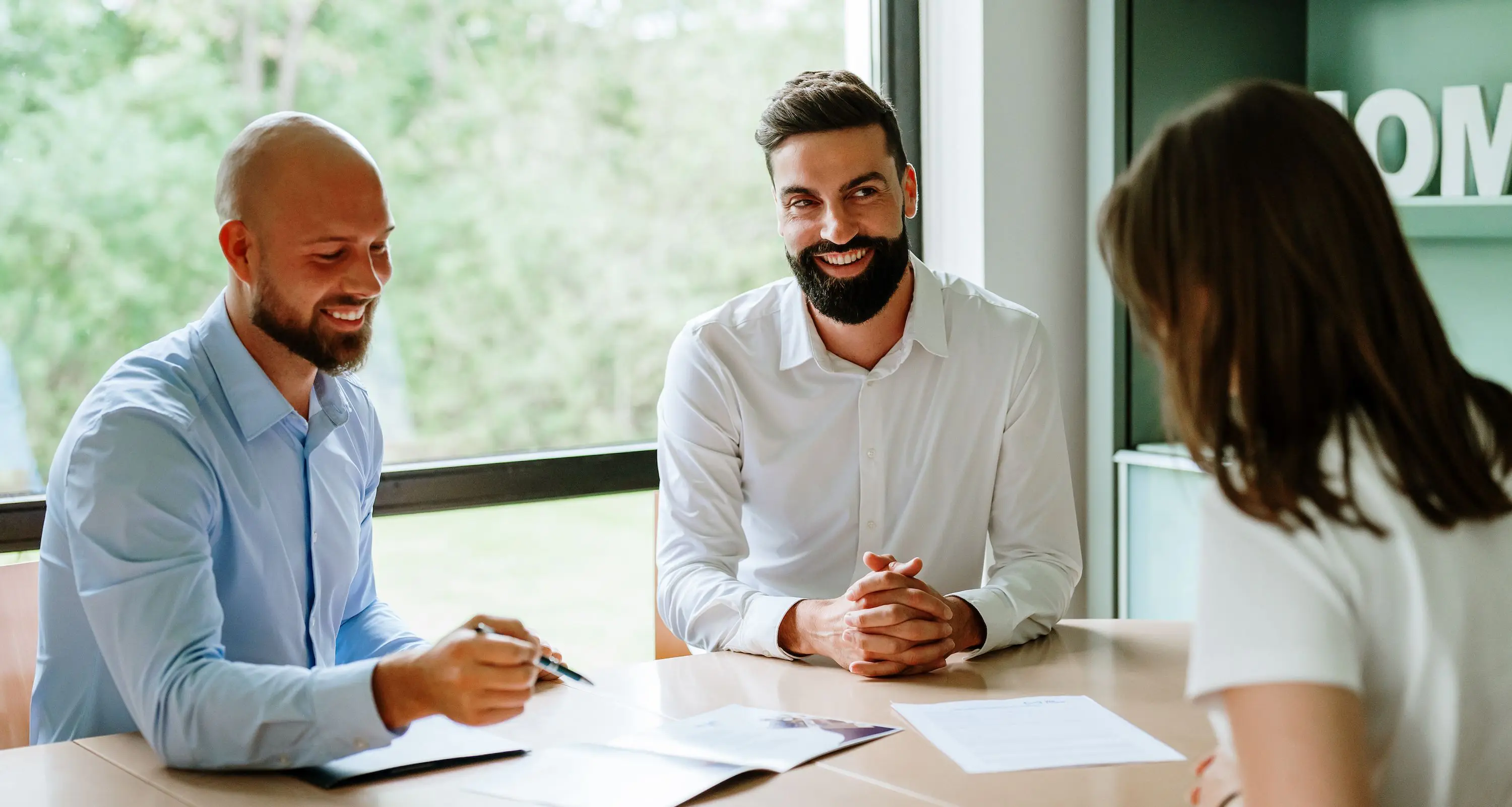 We Invest makelaars bekijken een plan van een woning