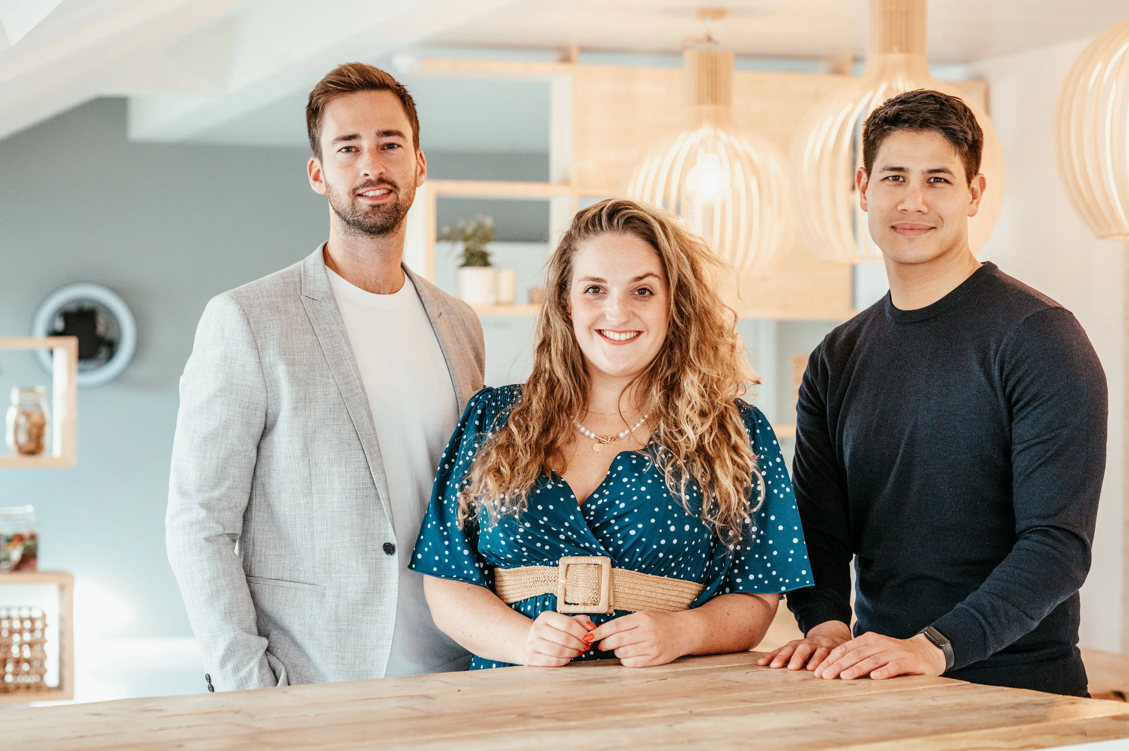 Computeringenieur voor zijn computer codeert een nieuw prospectie instrument, We Invest en Proptech.