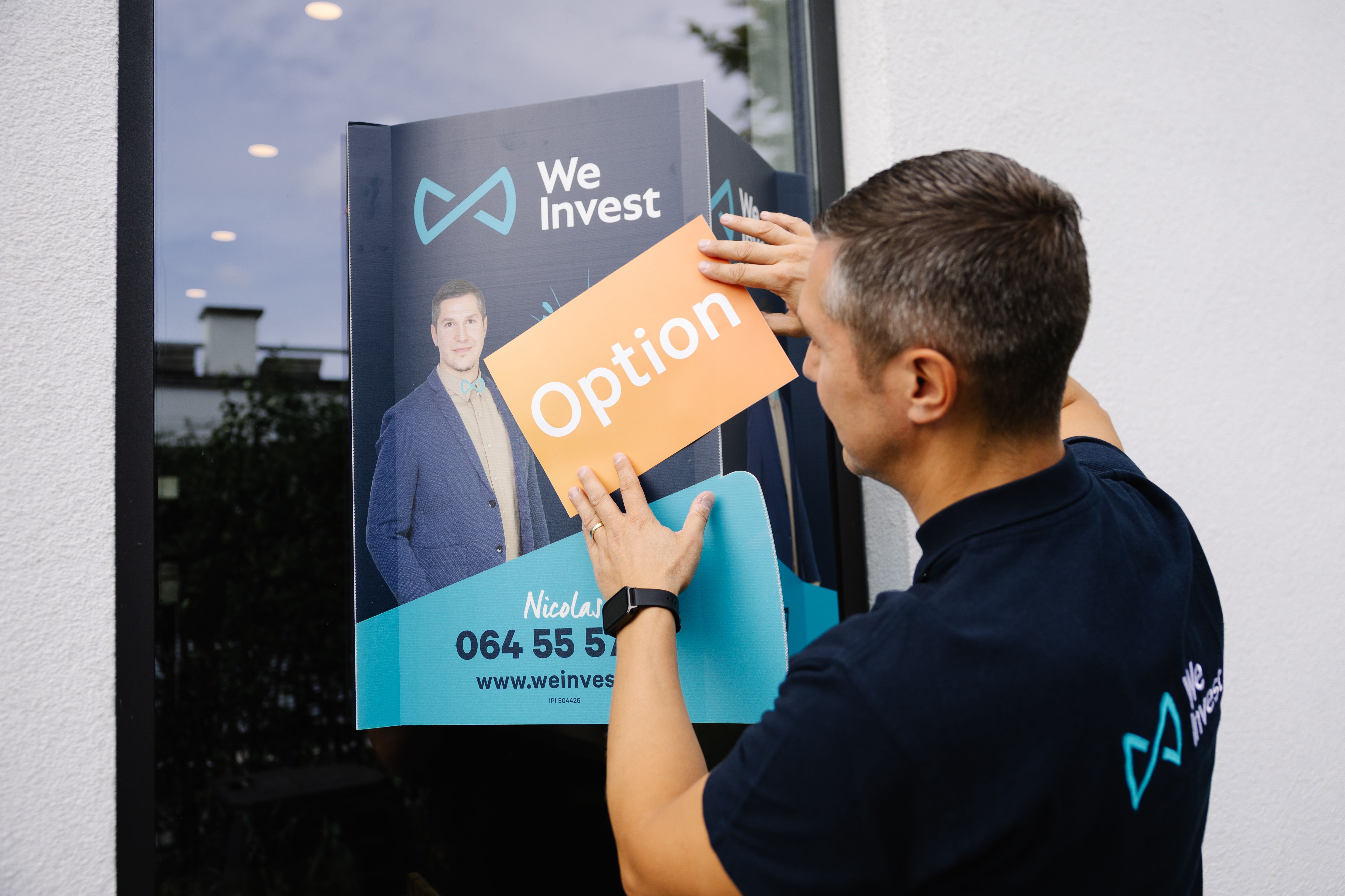 Remise des clés par une agent immobilier We Invest en Centre Hainaut
