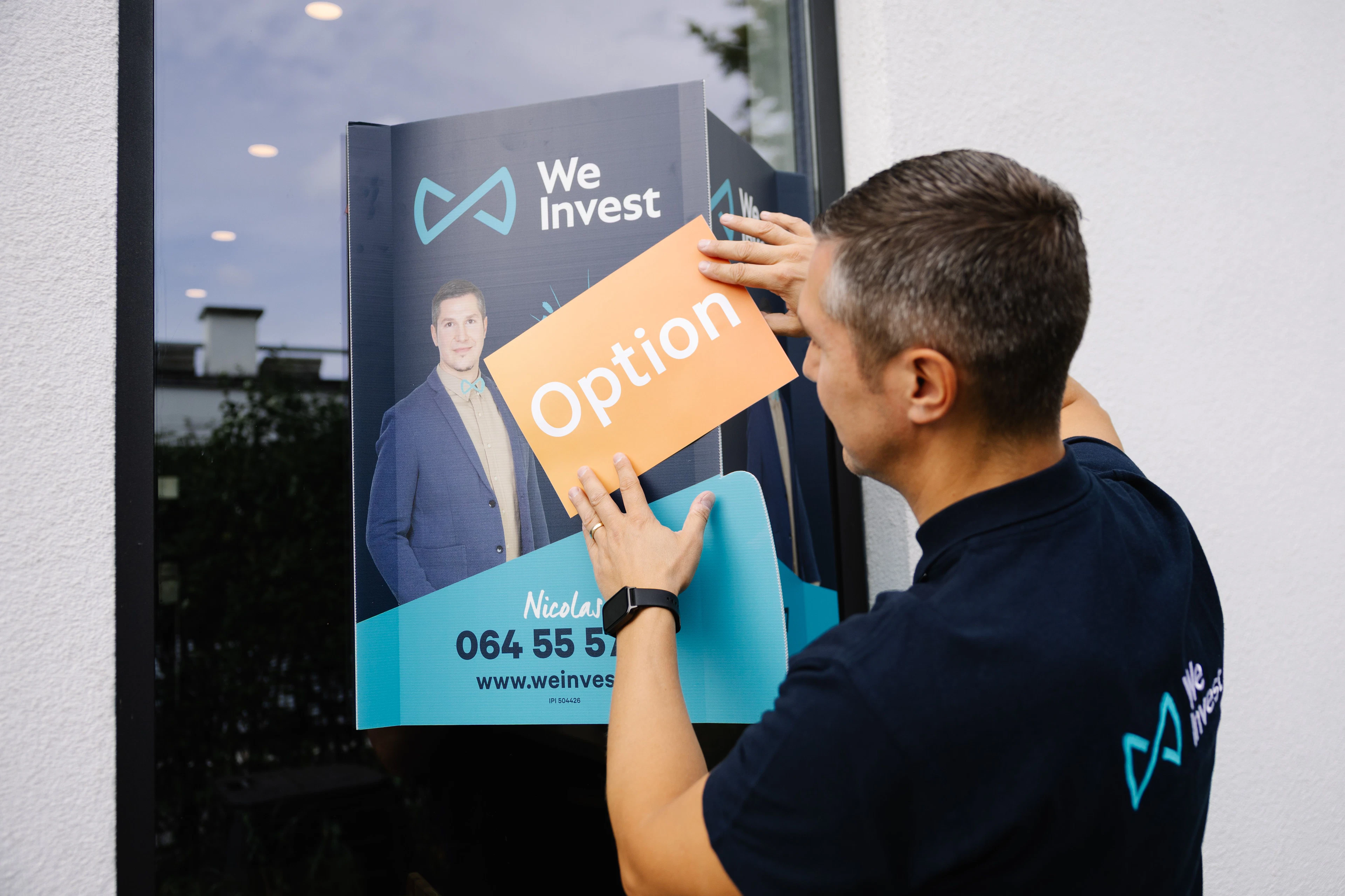 Remise des clés par une agent immobilier We Invest en Centre Hainaut