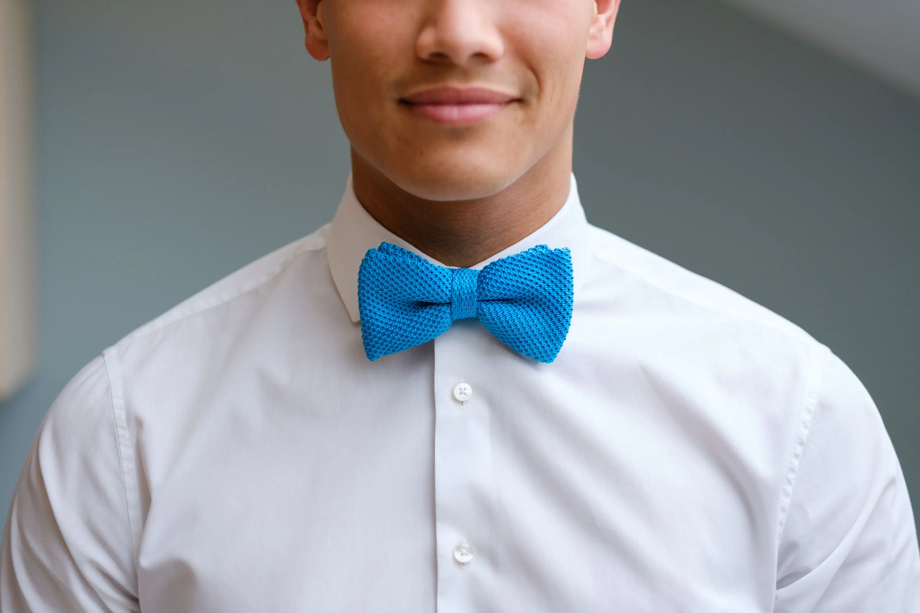 Visage de Jonathan Pham, fondateur de We Invest Real Estate avec un noeud papillon bleu