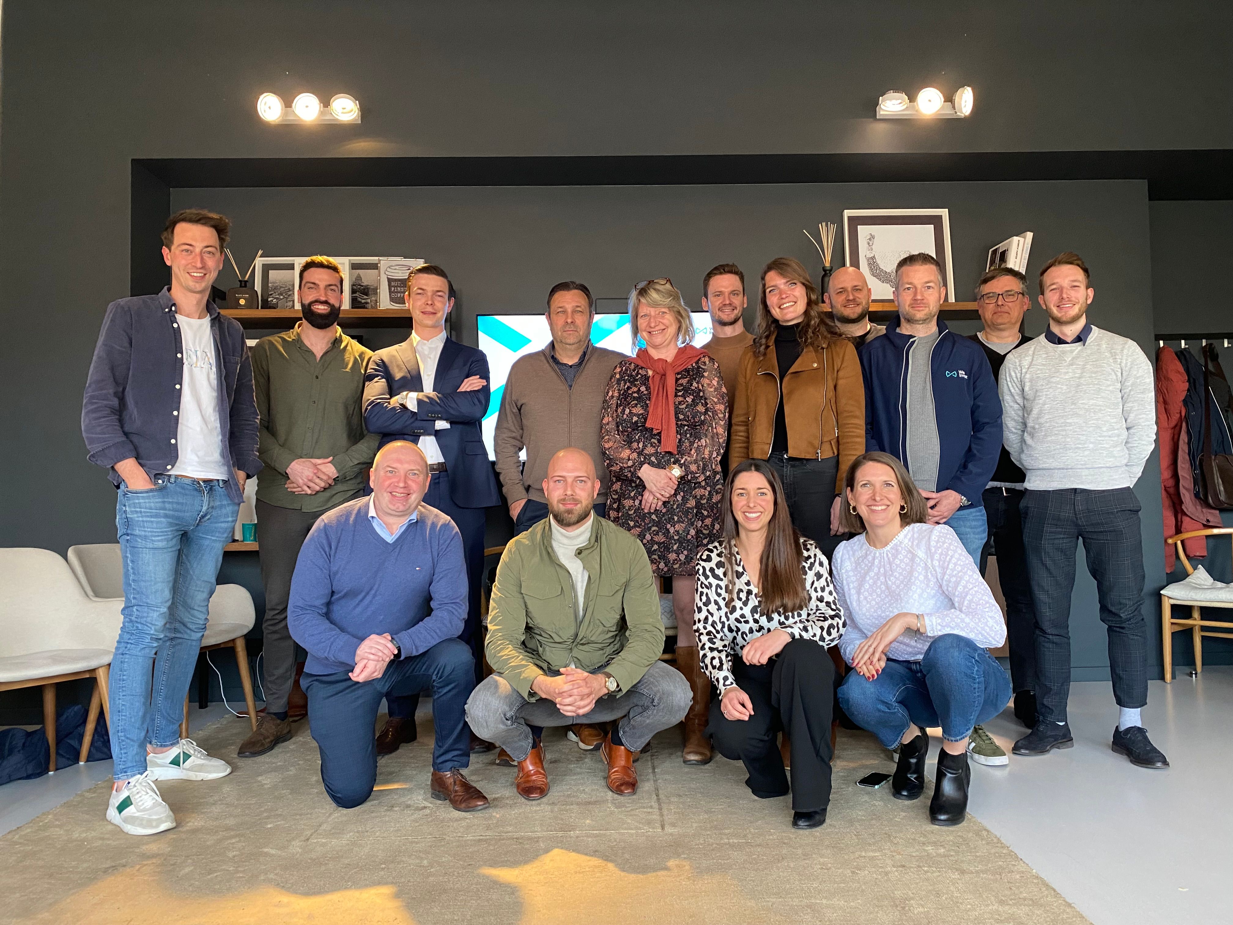 De kantoorbestuurders van de Vlaamse We Invest kantoren poseren voor de foto