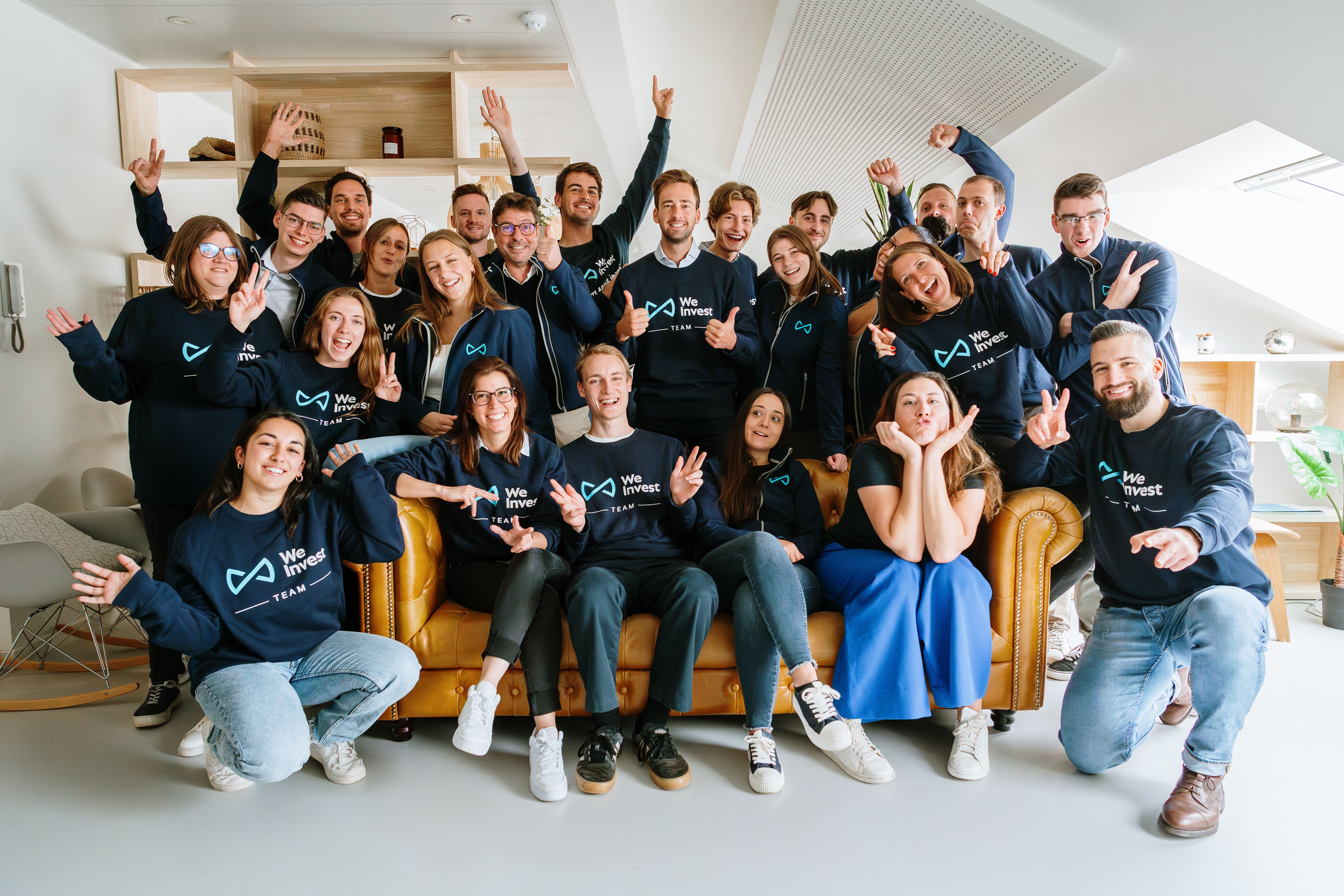 Het hele We Invest team draagt de kleuren van het merk