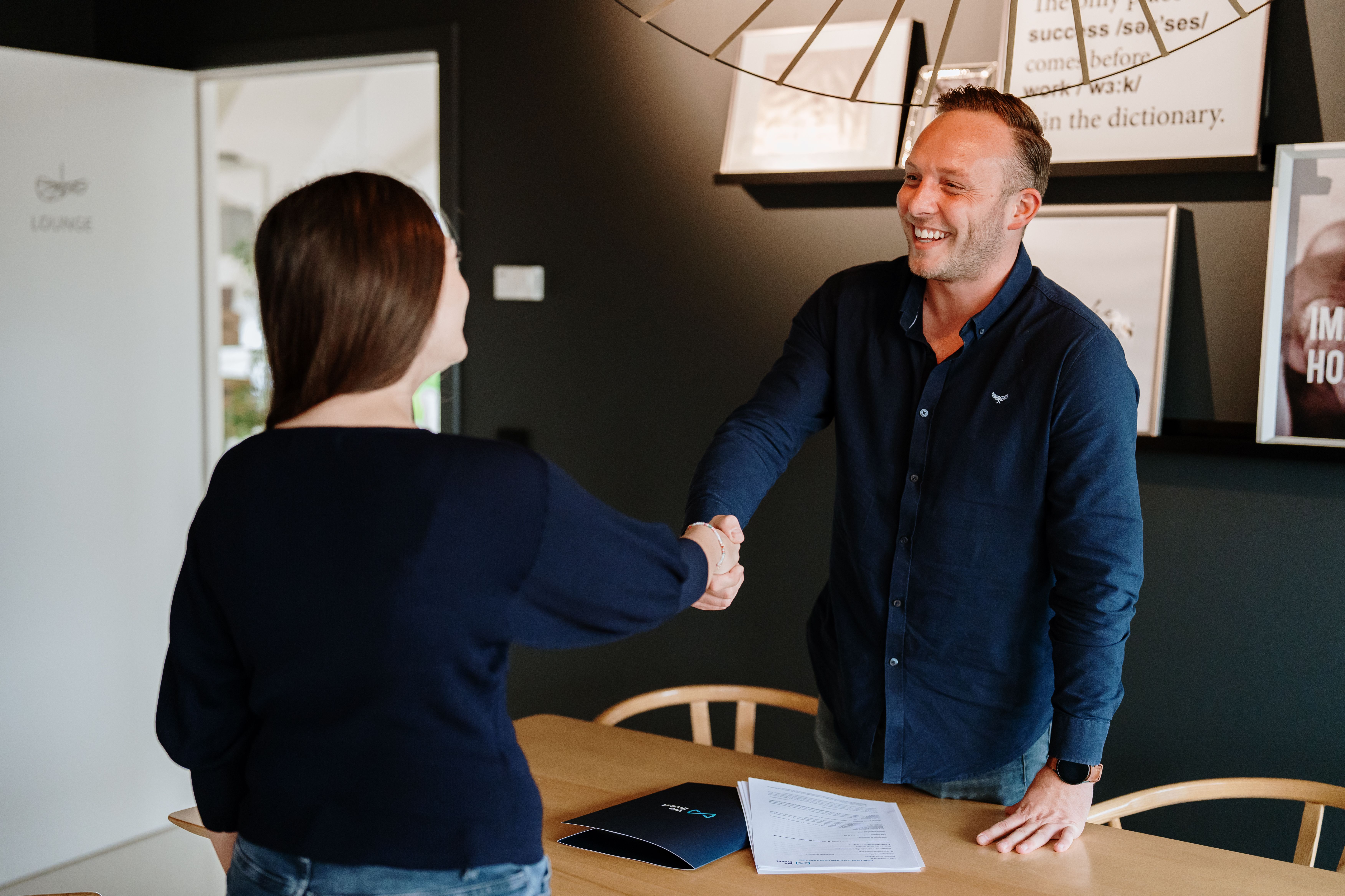 Agent immobilier utilisant les différentes astuces de Google pour optimiser sa prospection.