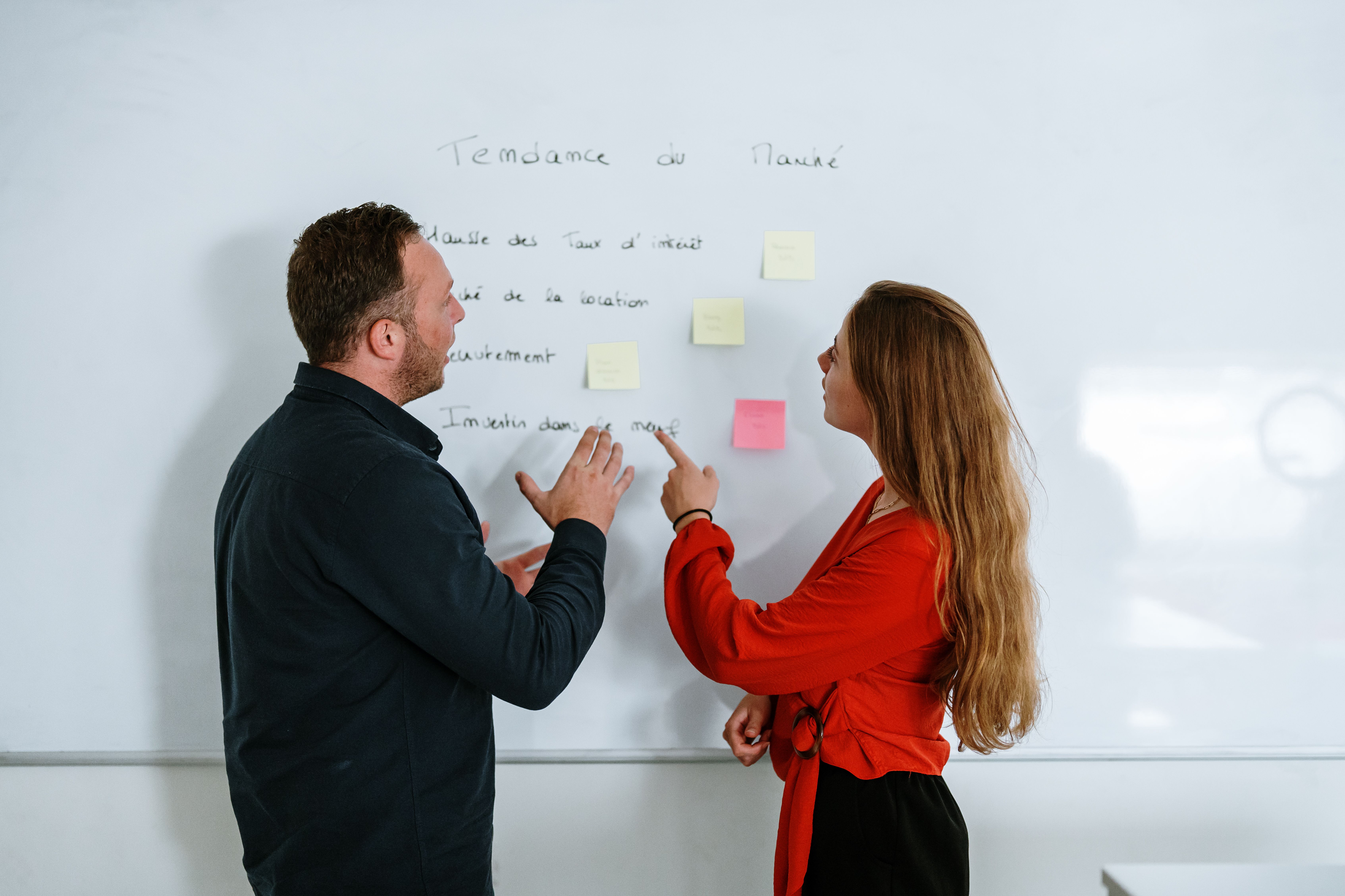 Ingénieur informatique devant son ordinateur en train de coder un nouvel outil de prospection, We Invest et la Proptech.