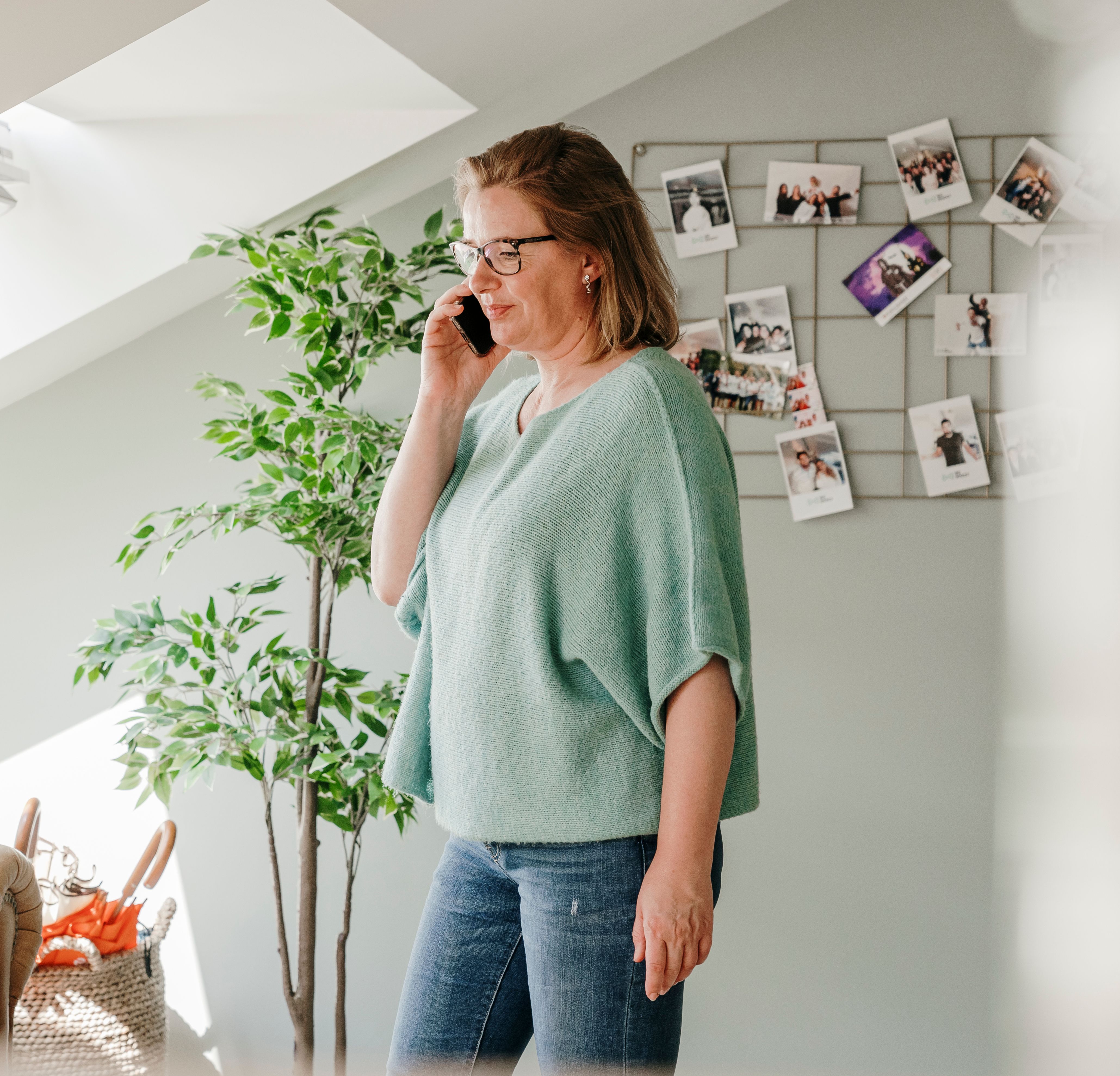 Agent immobilier We Invest renseigne un potentiel locataire qualifié au téléphone pour un appartement à louer.