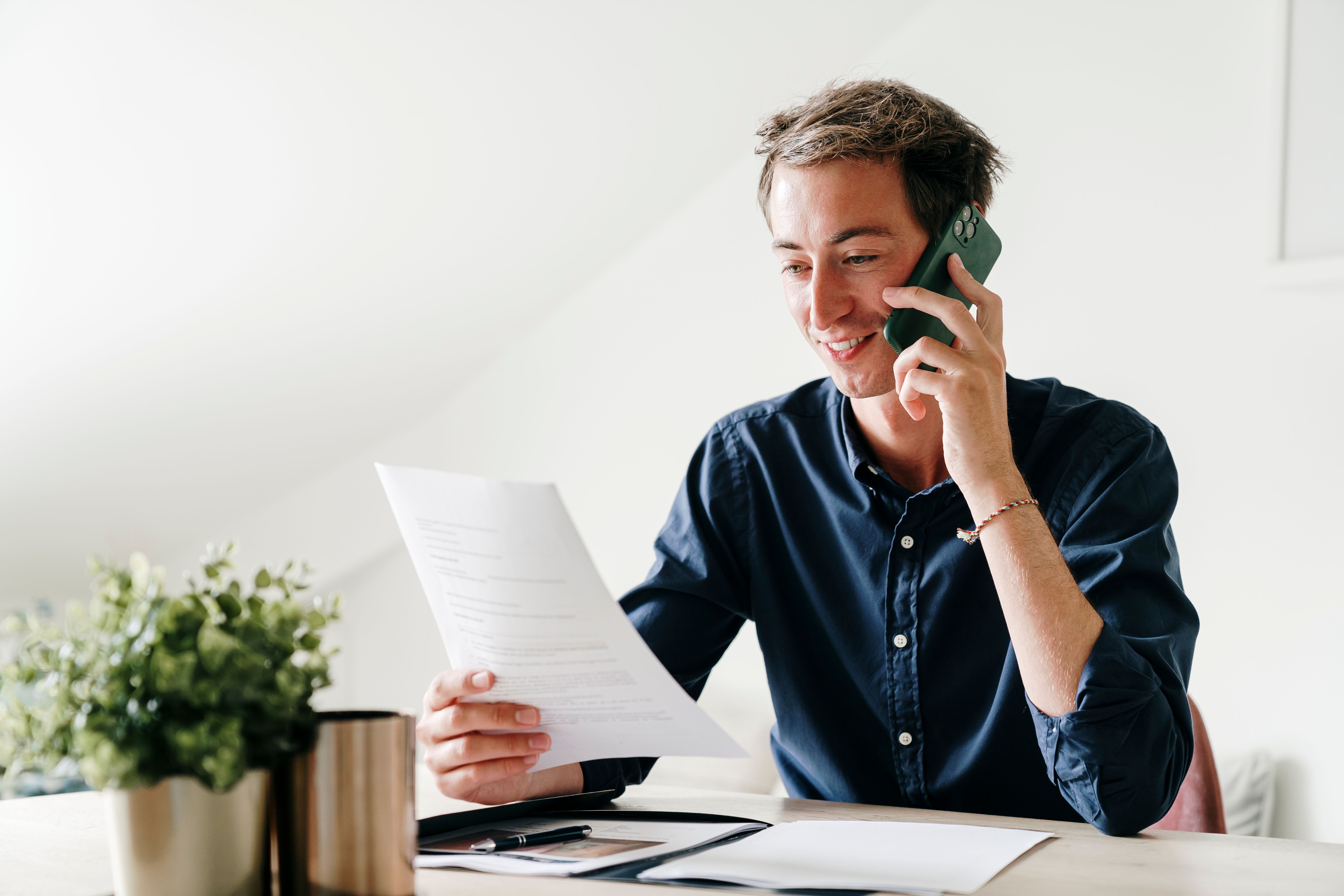 We Invest makelaar belt een huiseigenaar om de verkoop van zijn huis aan te kondigen tegen de beste prijs