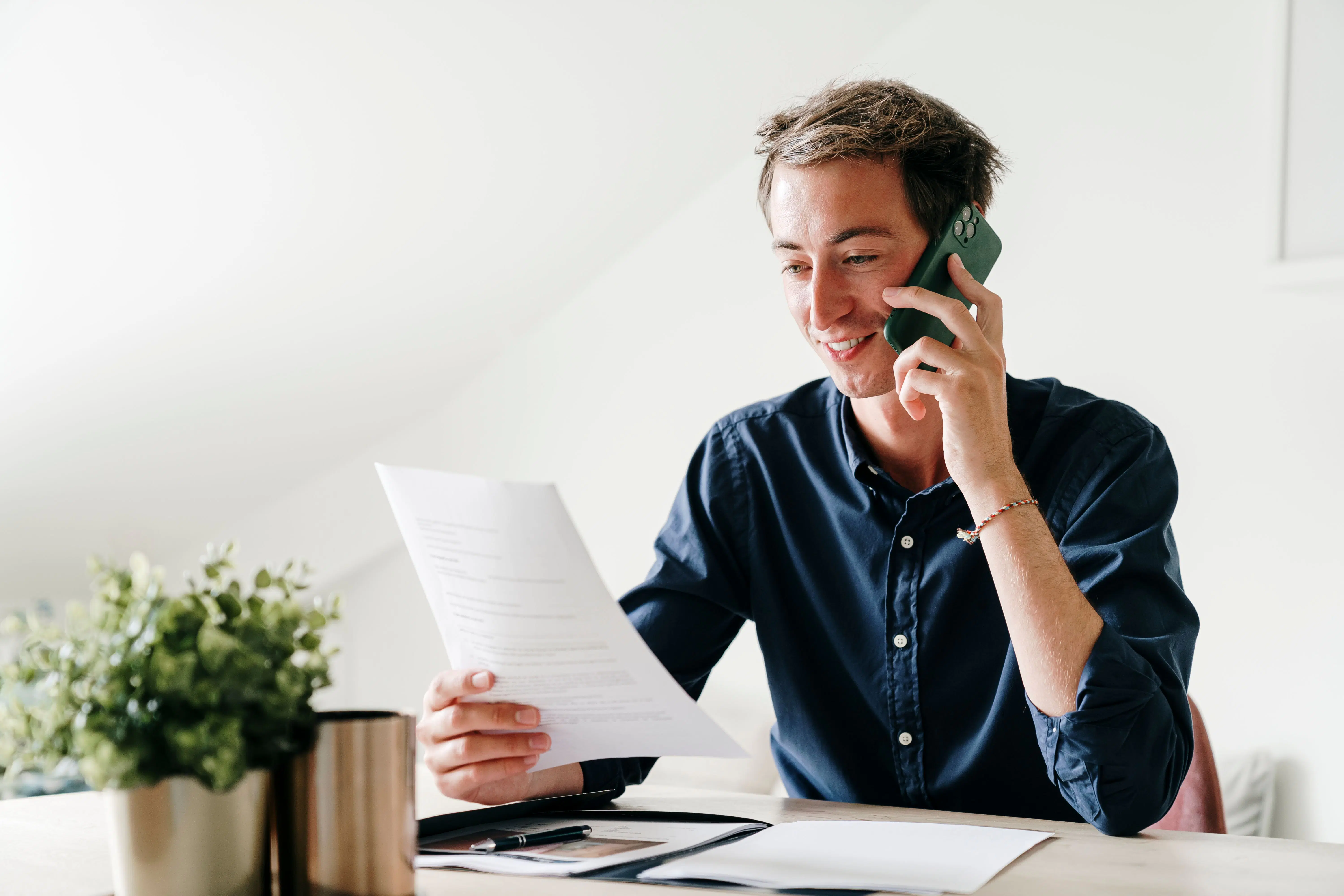 We Invest makelaar belt een huiseigenaar om de verkoop van zijn huis aan te kondigen tegen de beste prijs