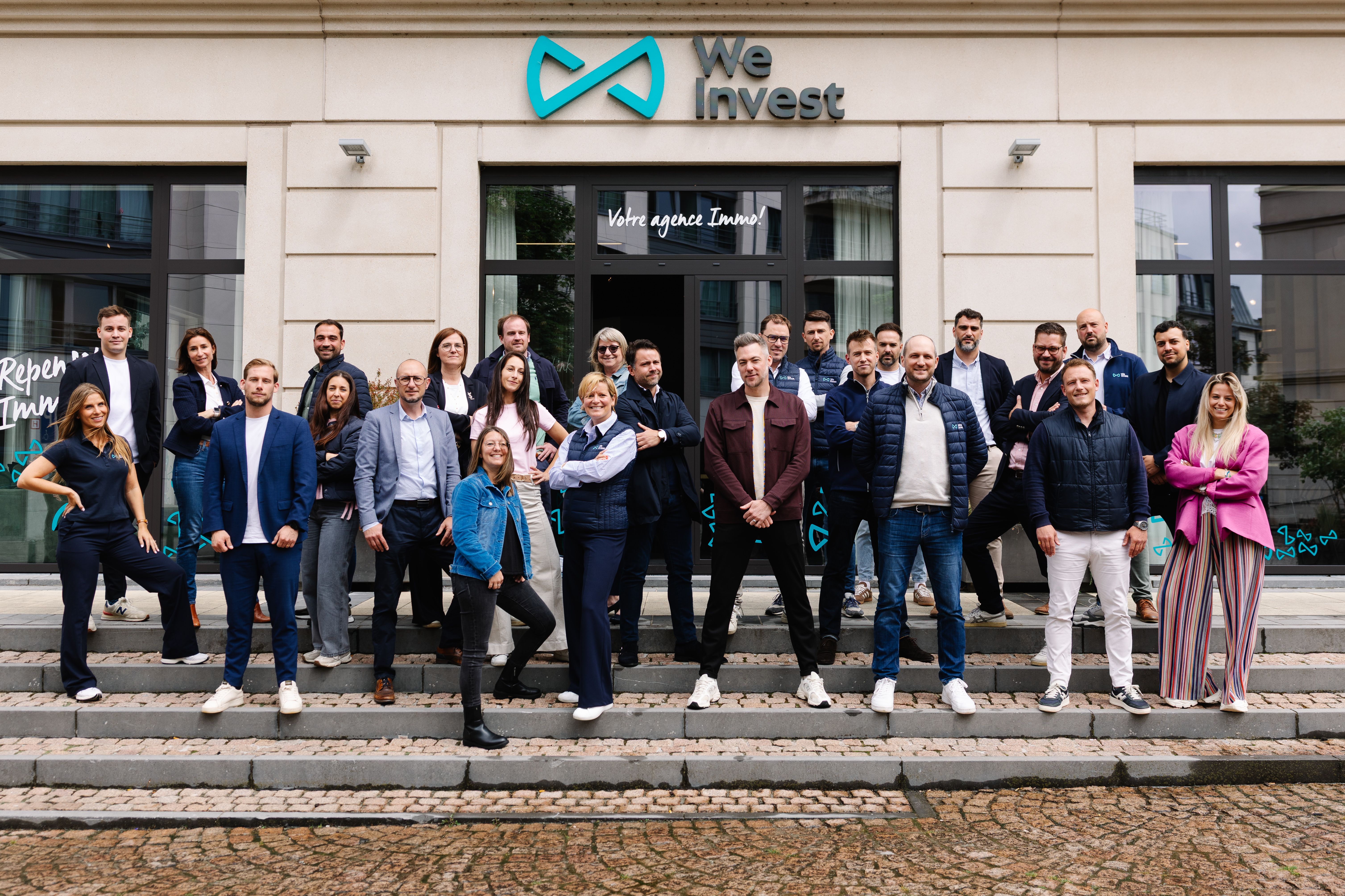 tous nos Directeurs et directrices d'agence We Invest devant une agence immobilière