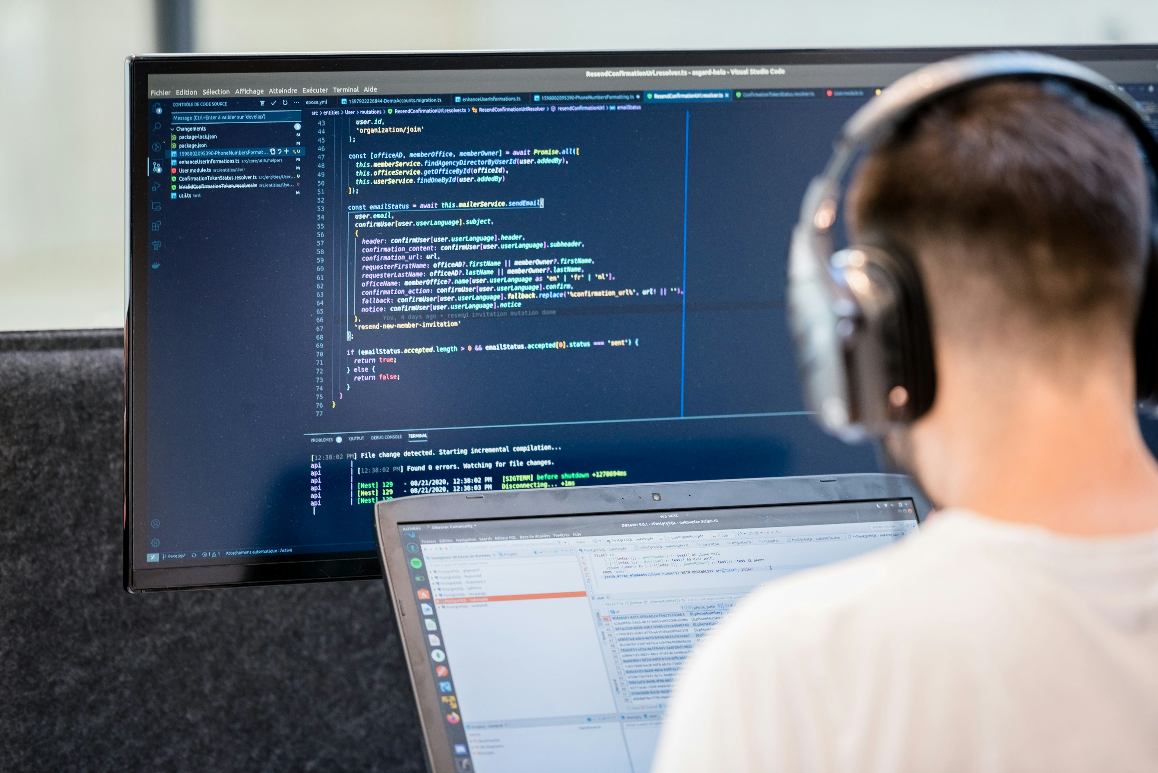 Ingénieur informatique devant son ordinateur en train de coder un nouvel outil de prospection, We Invest et la Proptech.