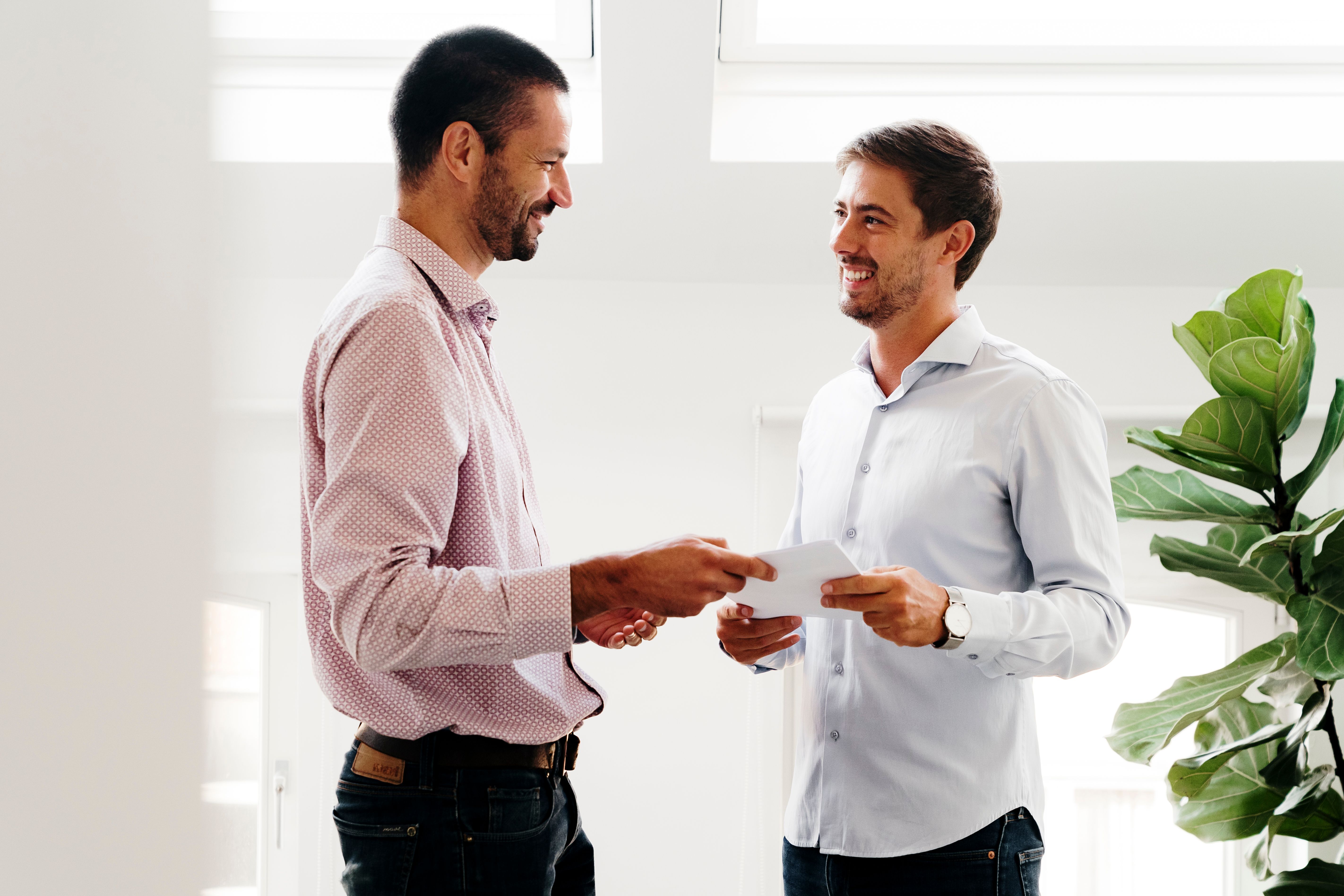 We Invest makelaars bekijken een plan van een woning