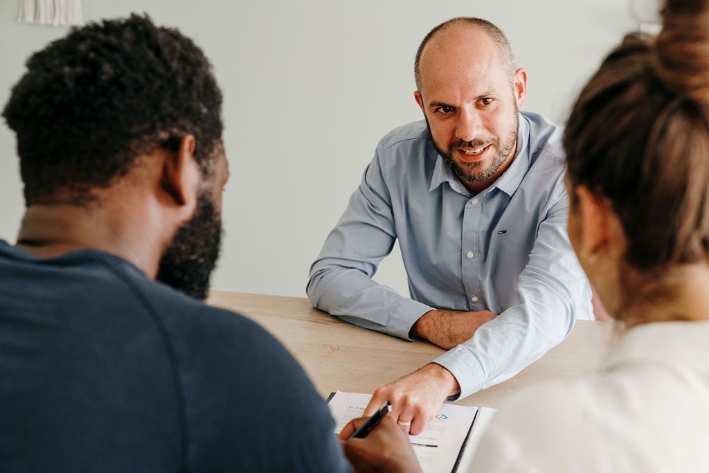 Manager van een makelaarskantoor die een vastgoedtransactie uitvoert met behulp van de tech tools van We Invest.