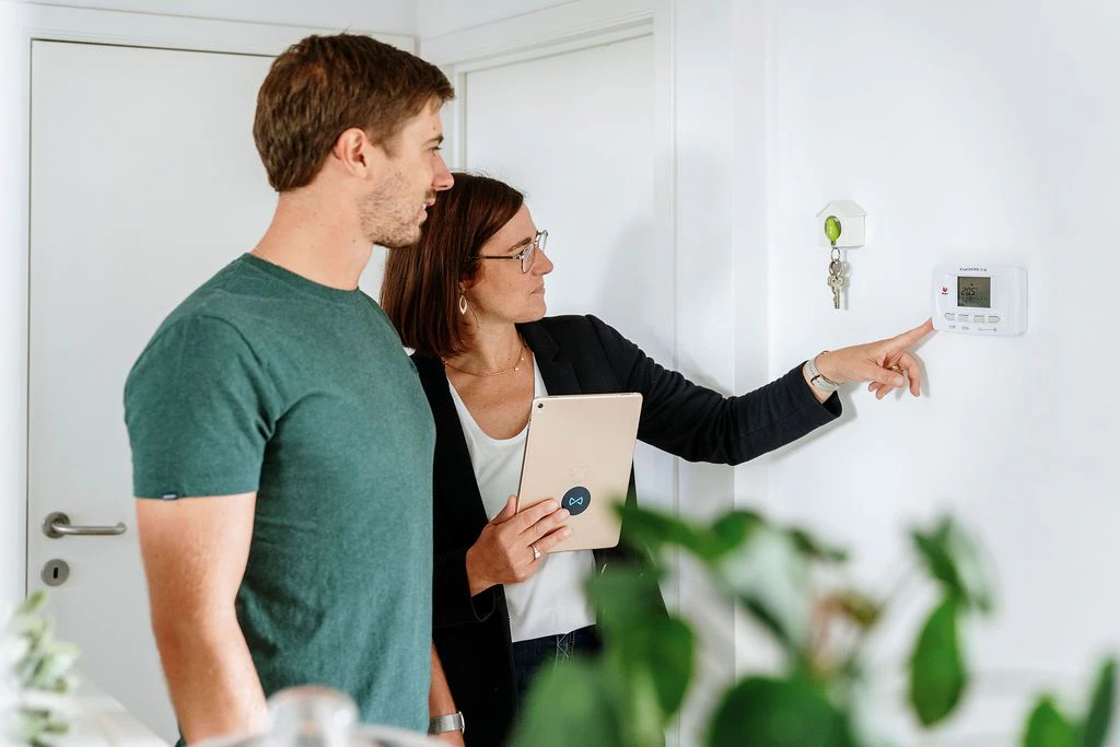 Agents immobiliers We Invest accompagnant un acheteur pour l'achat d'une maison à Marche