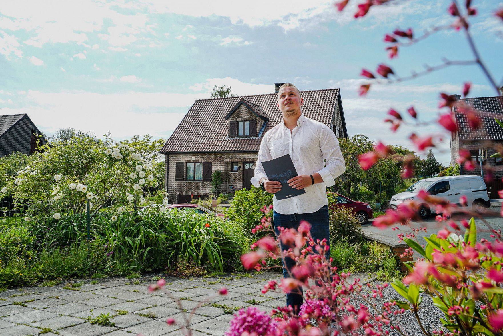 We Invest makelaar voor een huis dat te koop staat.