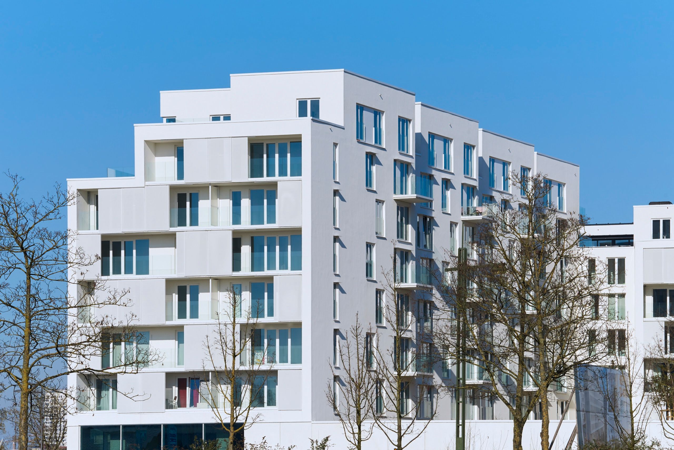 3D modellering van een wit nieuwbouwgebouw dat te koop staat