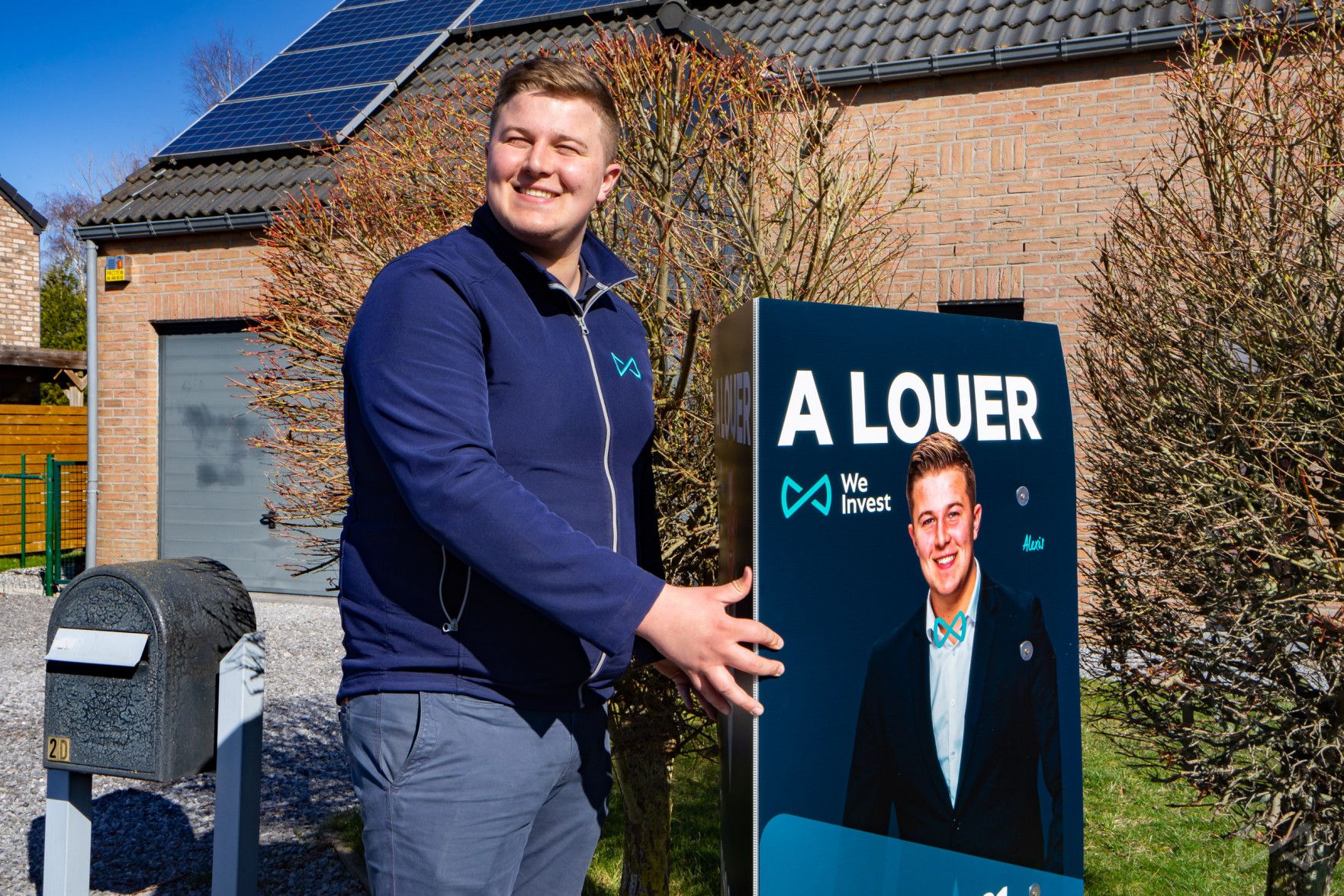 Agent immobilier We Invest accueillant des clients pour une visite immobilière à Ciney