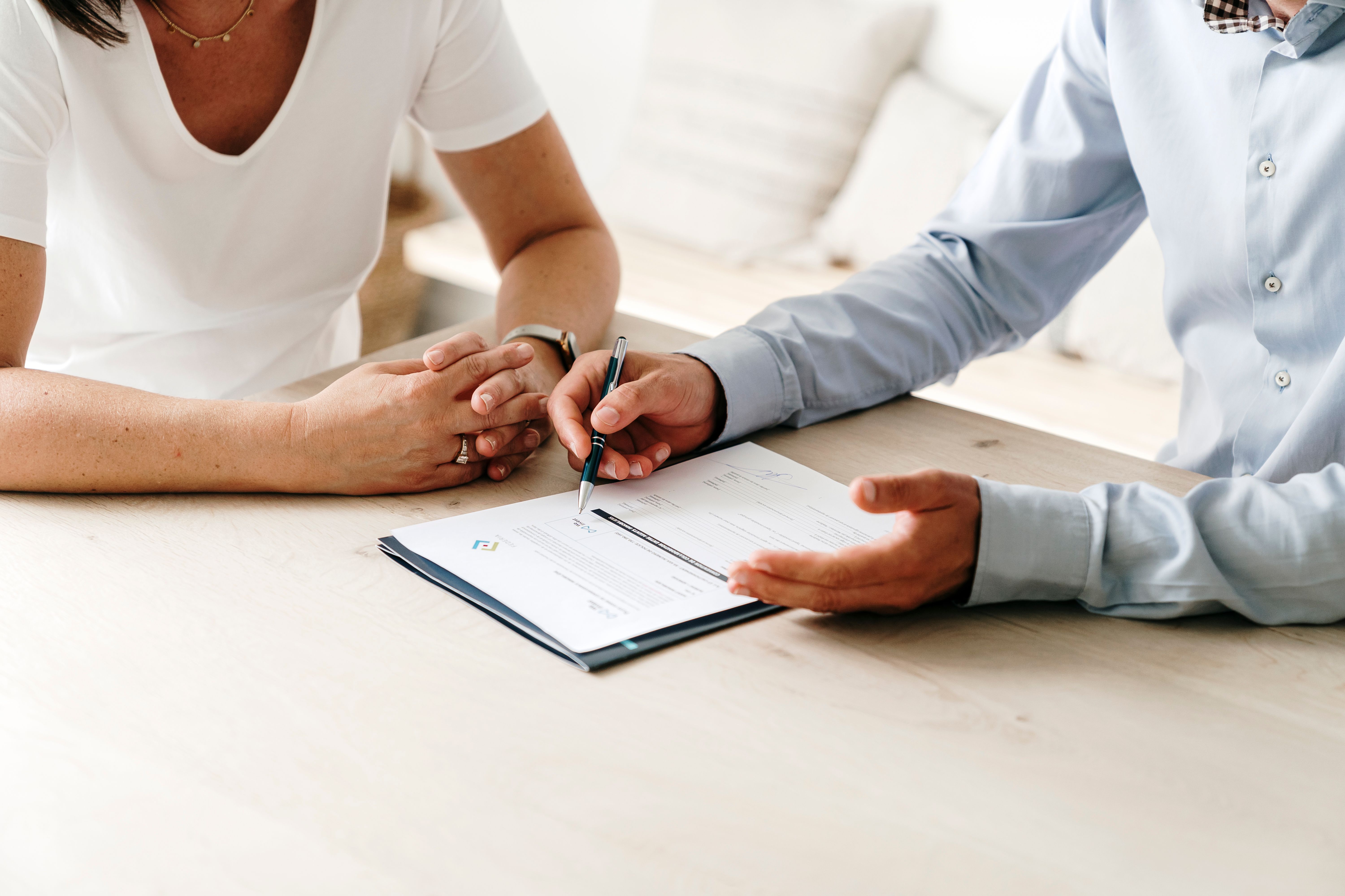 Agent immobilier explique les différents services et tarifs proposés par We Invest pour vendre ou louer un bien immobilier.