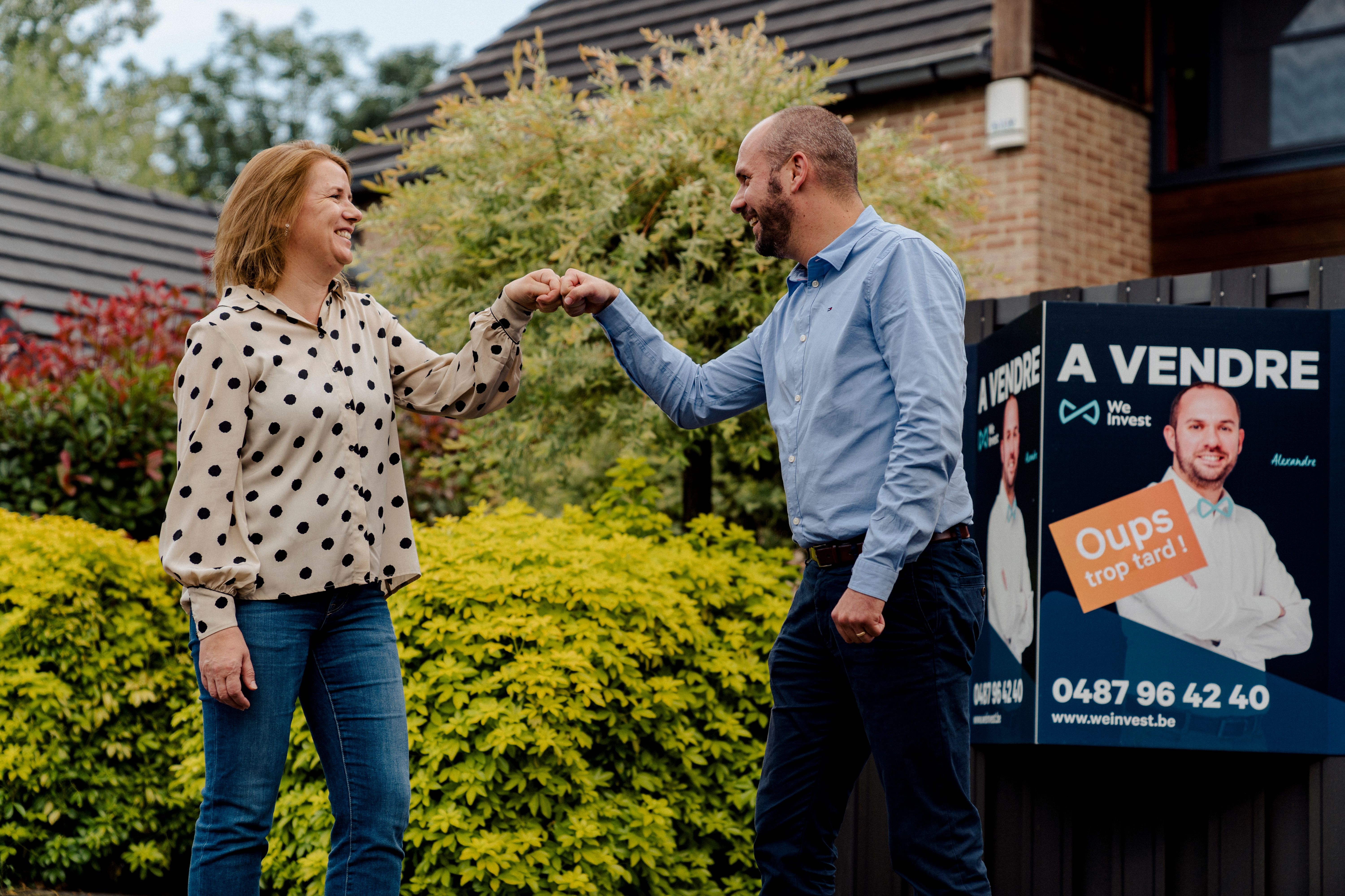 Célébration d'un achat réussi avec l'équipe de l'agence immobilière We Invest Ath