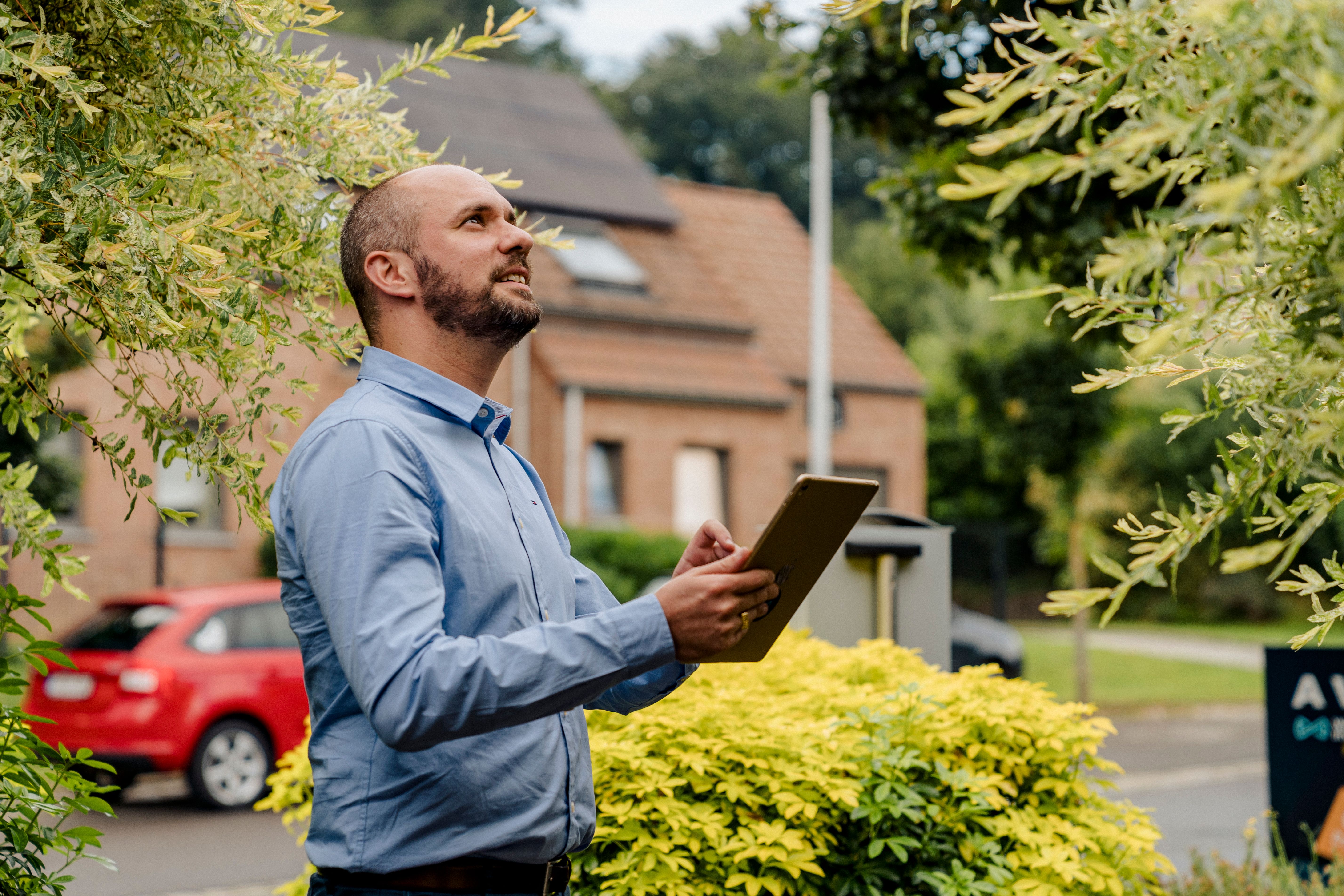 Agent immobilier We Invest réalisant un rapport d'estimation à Ath