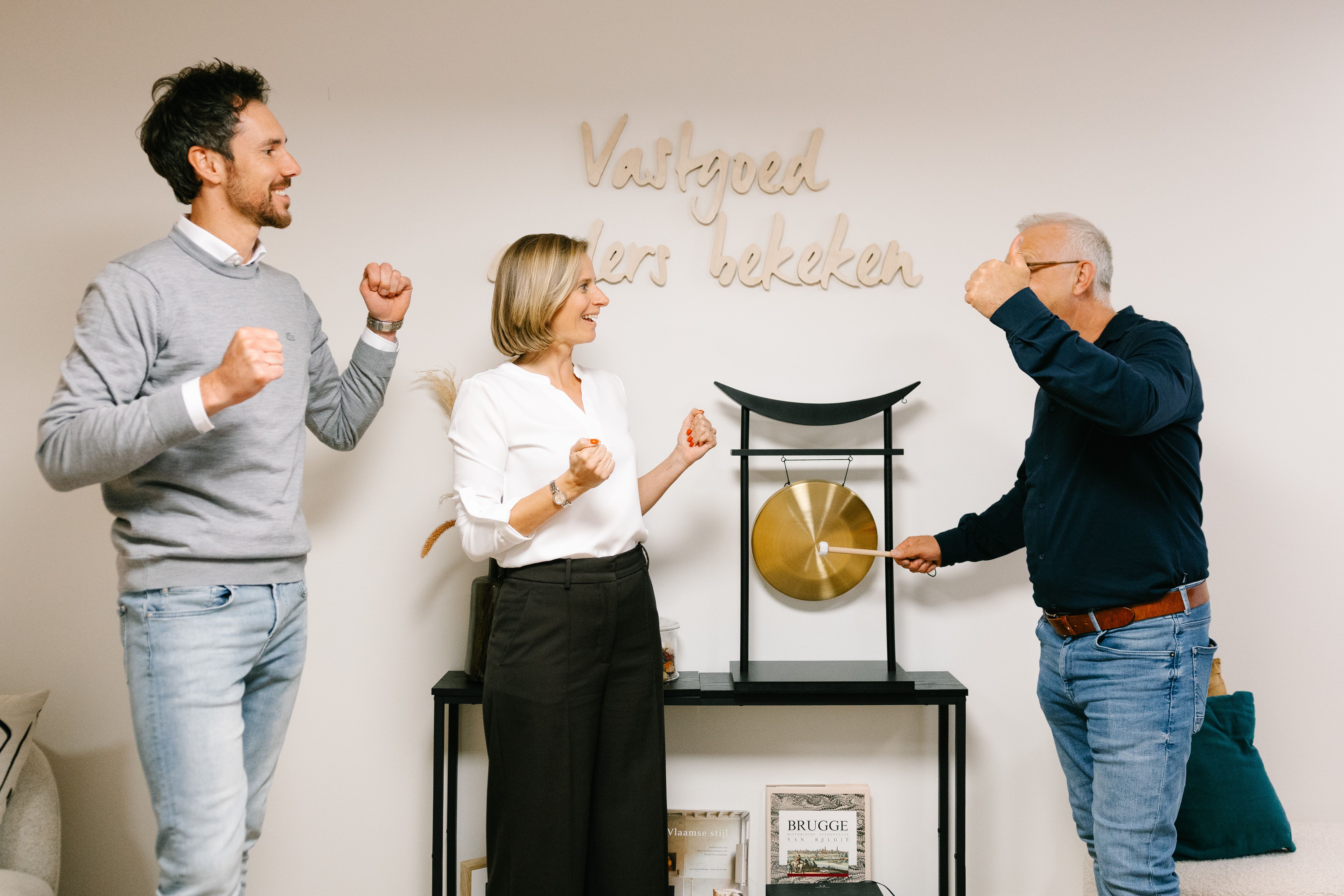 Viering van een successvolle aankoop met het team van We Invest Brugge