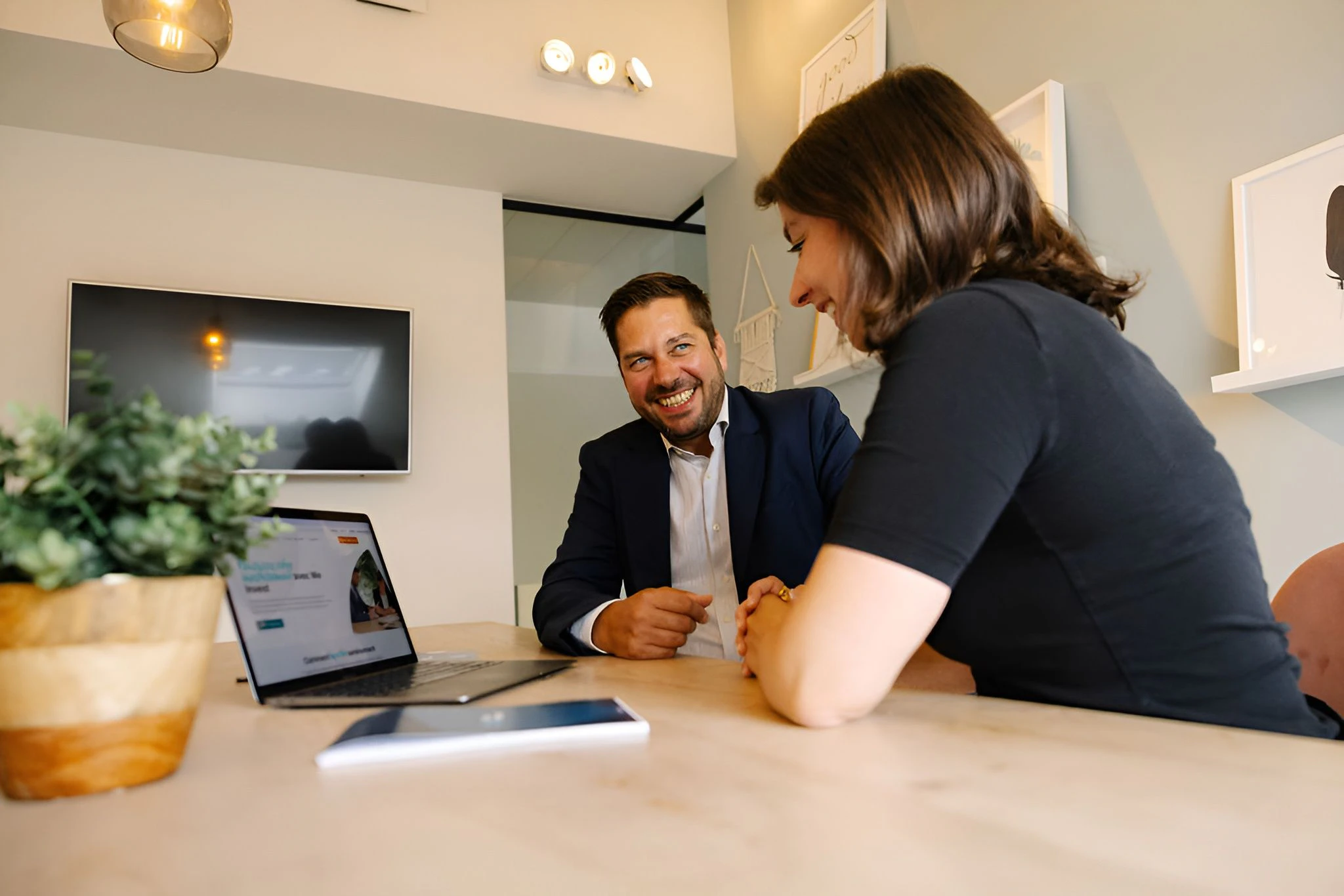 Agent immobilier We Invest accompagnant un acheteur pour l'achat d'une maison à Schaerbeek