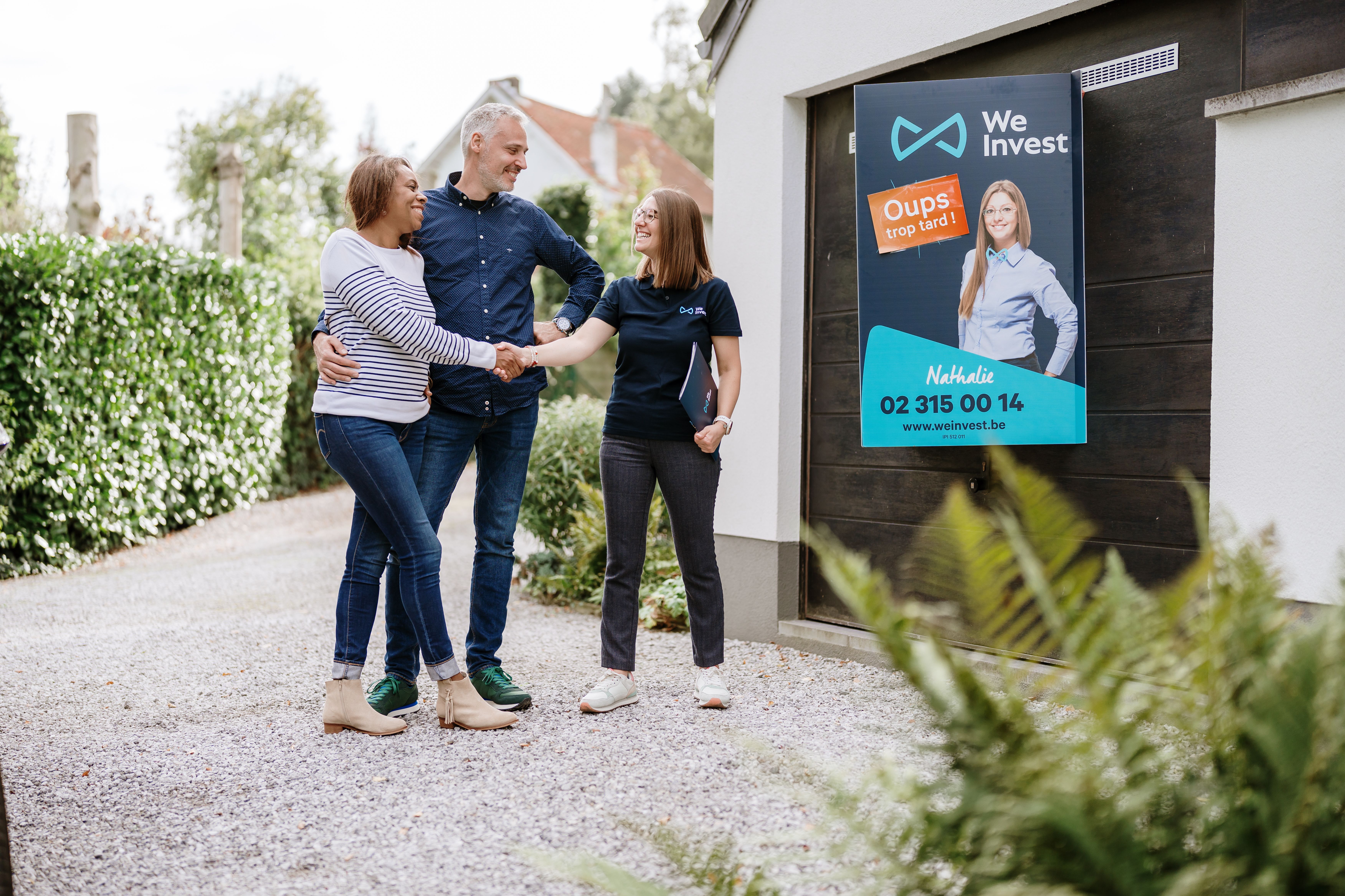 Célébration d'un achat réussi avec l'équipe de l'agence immobilière We Invest Ouest