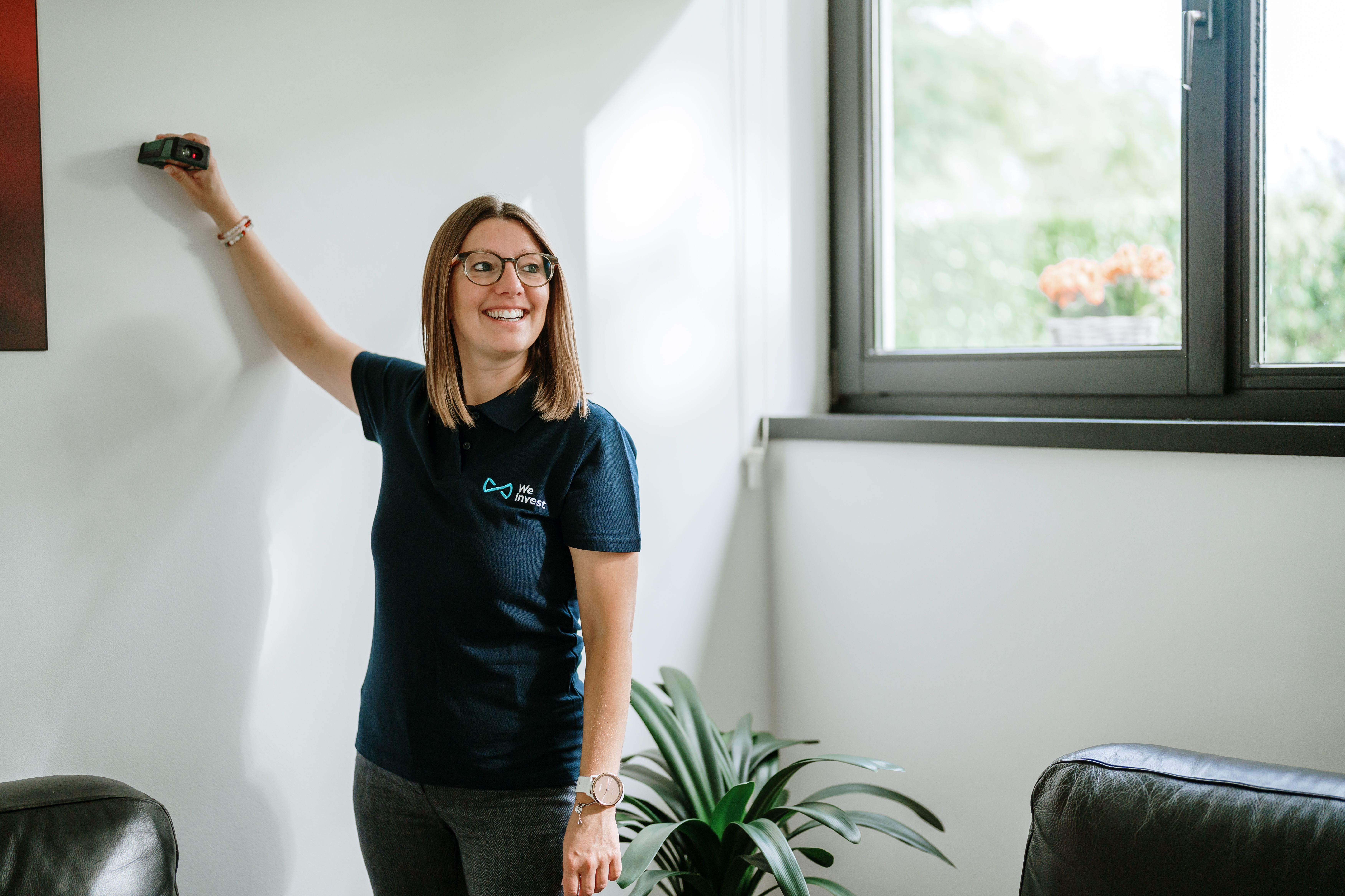 Agent immobilier We Invest réalisant un rapport d'estimation à Bruxelles