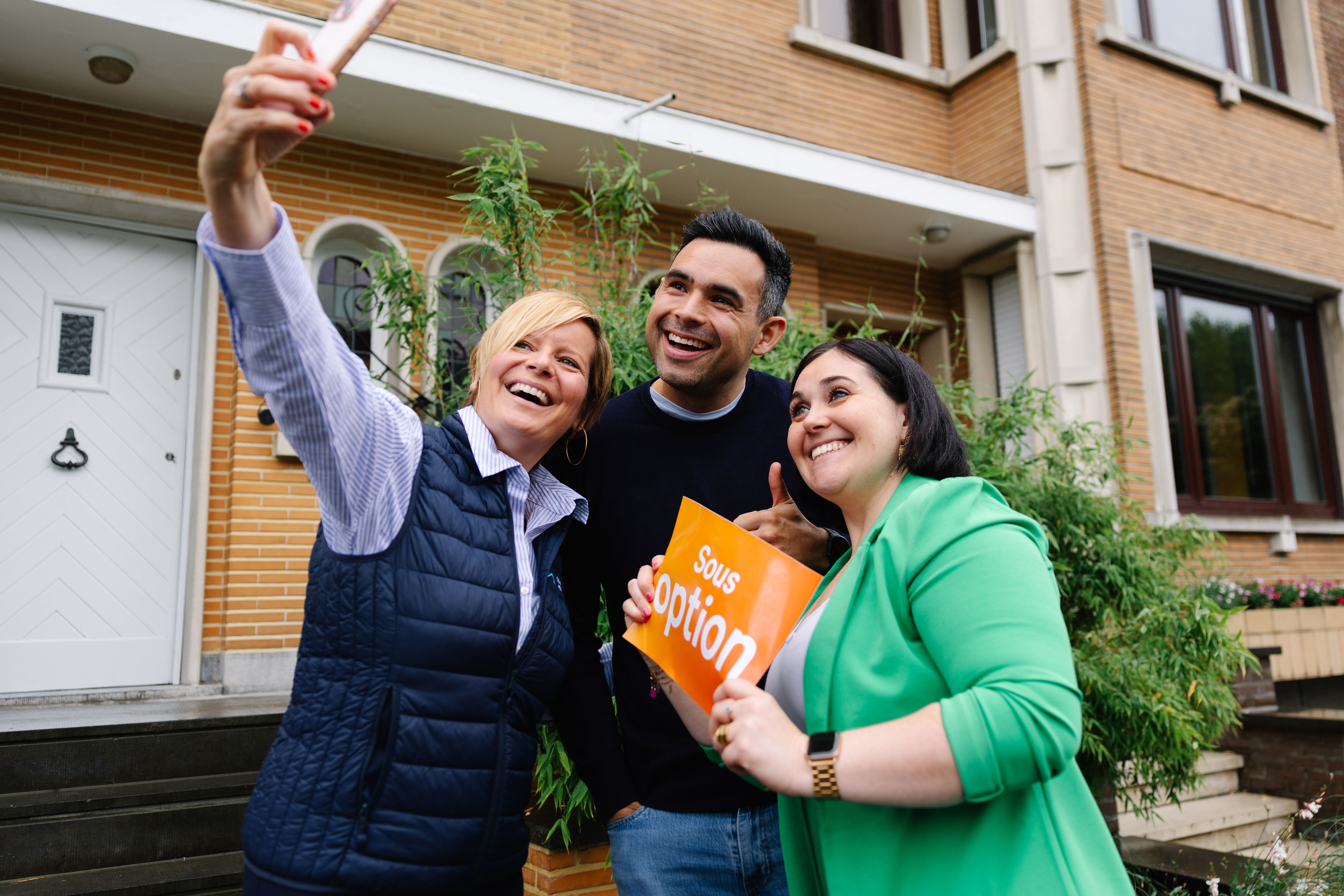 Célébration d'une vente réussie avec l'équipe de l'agence immobilière We Invest Bruxelles Sud
