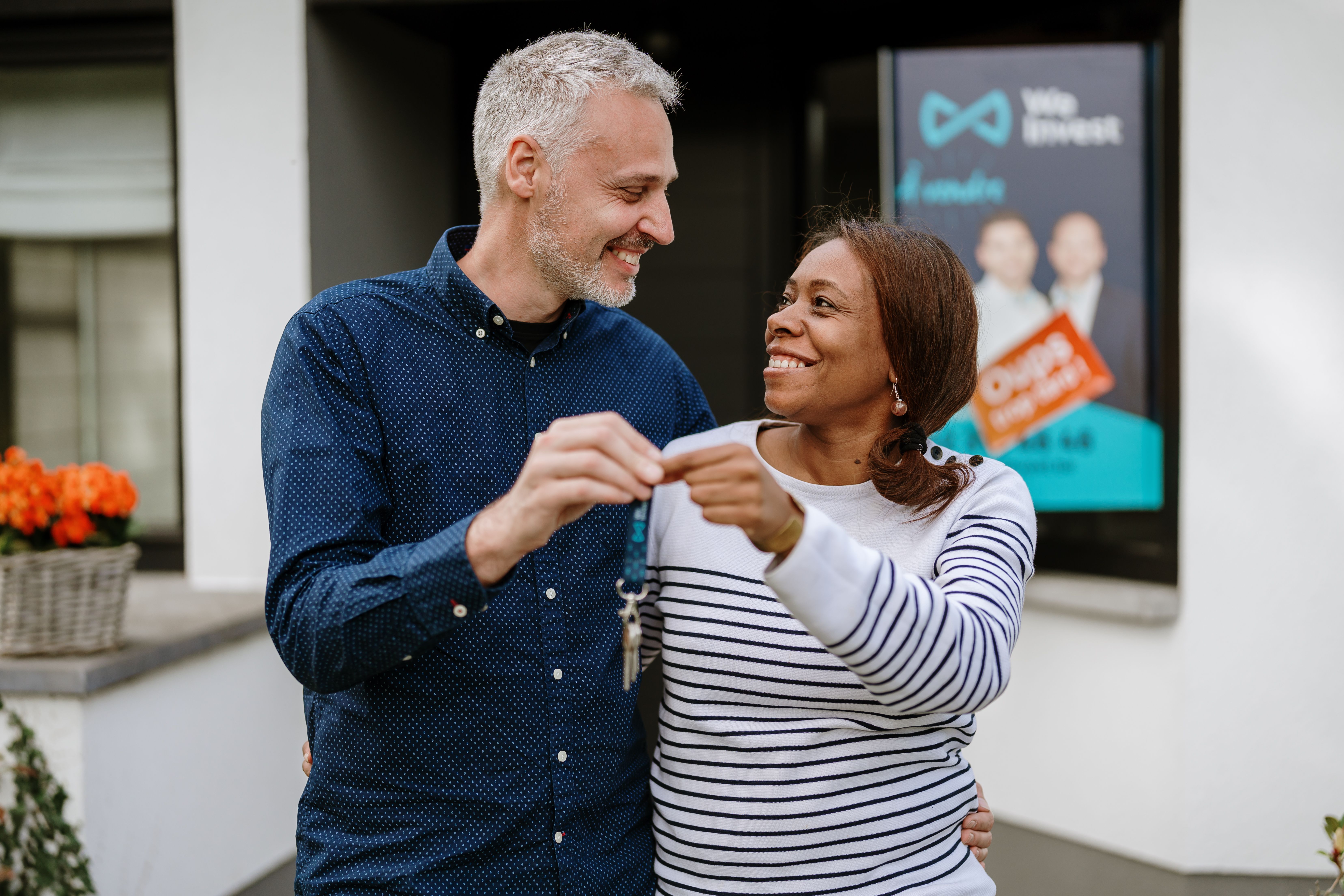 Célébration d'un achat réussi avec l'équipe de l'agence immobilière We Invest BW Centre
