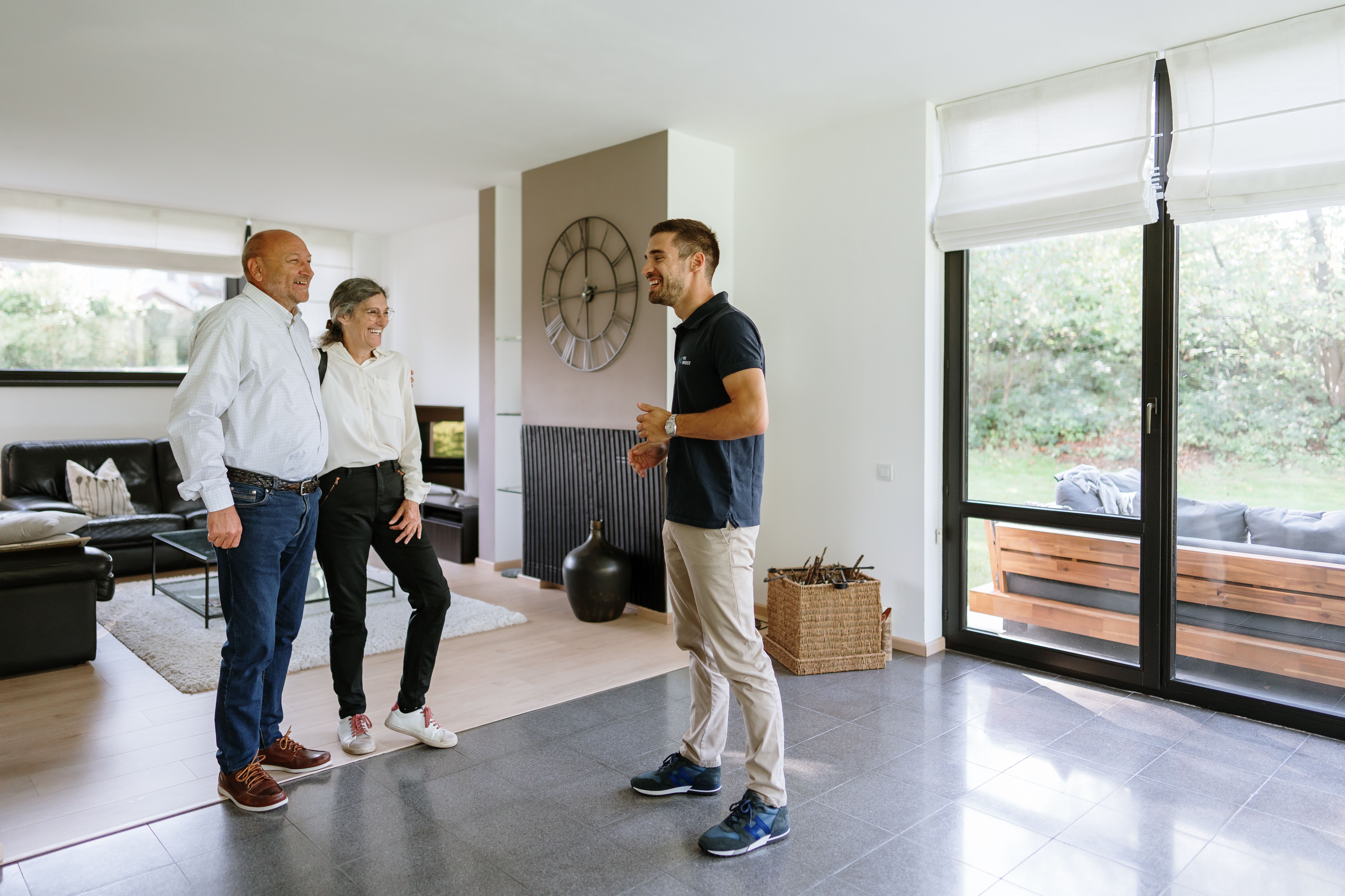 Agent immobilier We Invest accueillant des clients pour une visite immobilière à Rixensart