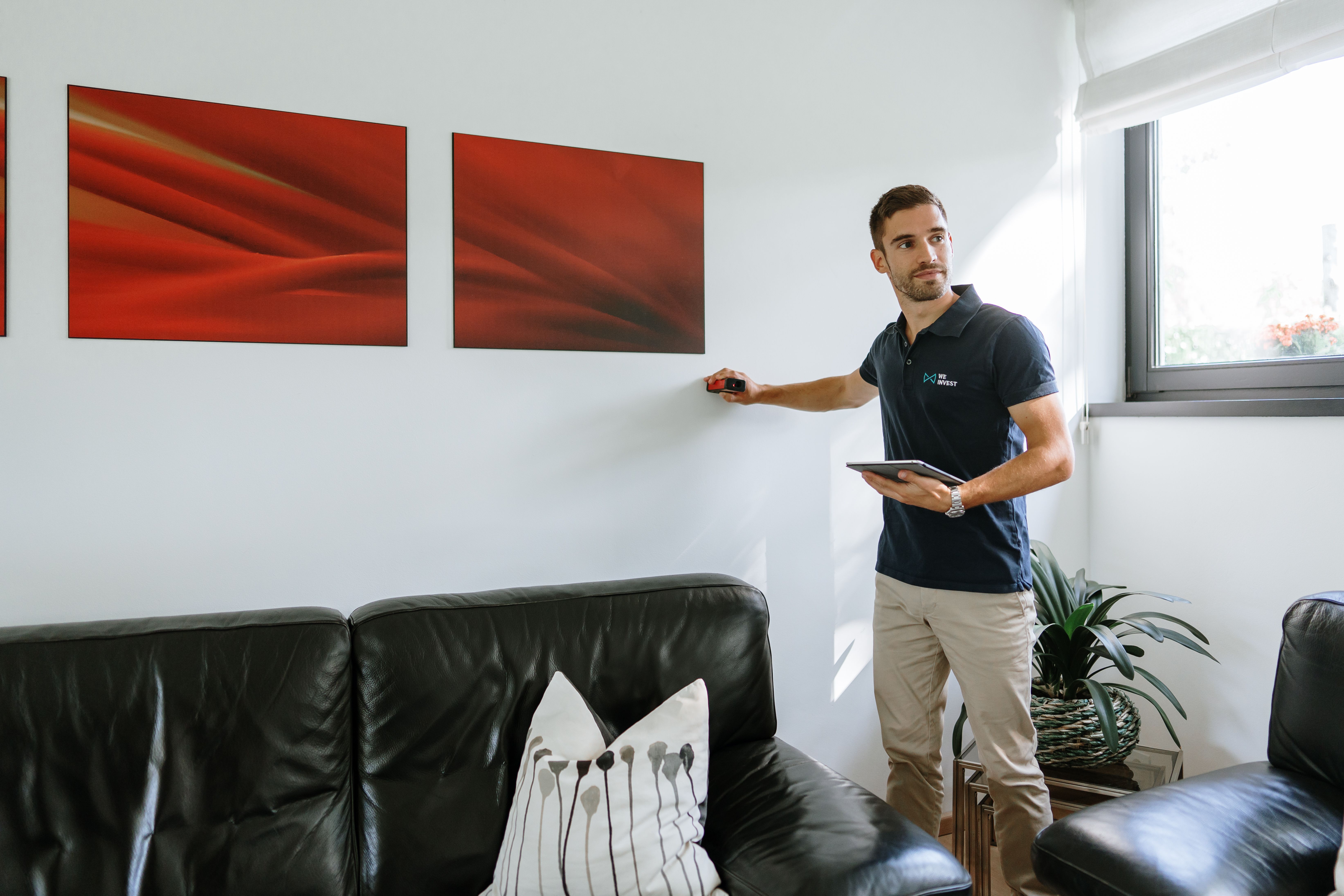Agent immobilier We Invest réalisant un rapport d'estimation à Rixensart
