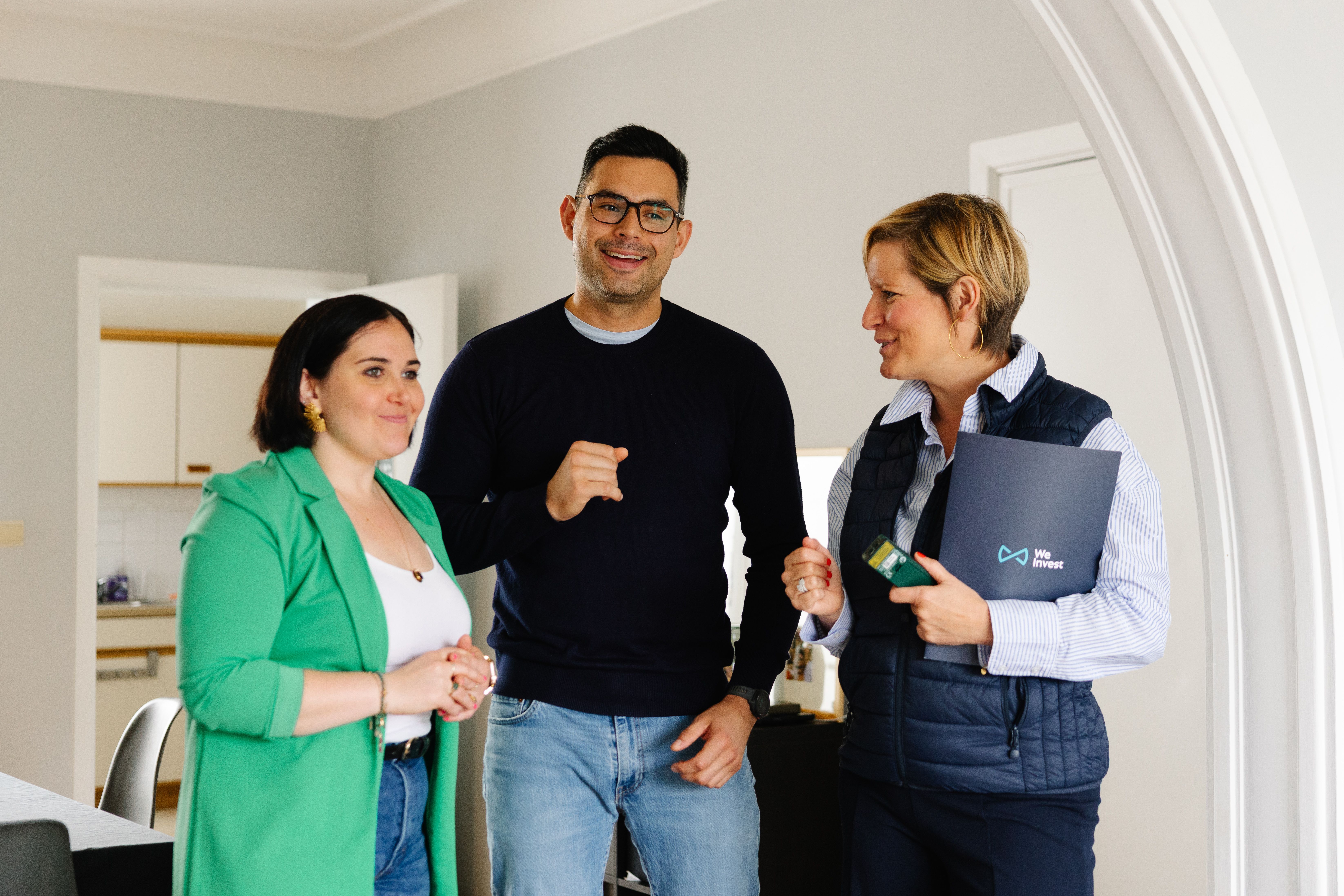 Agent immobilier We Invest accueillant des clients pour une visite immobilière en Centre Hainaut