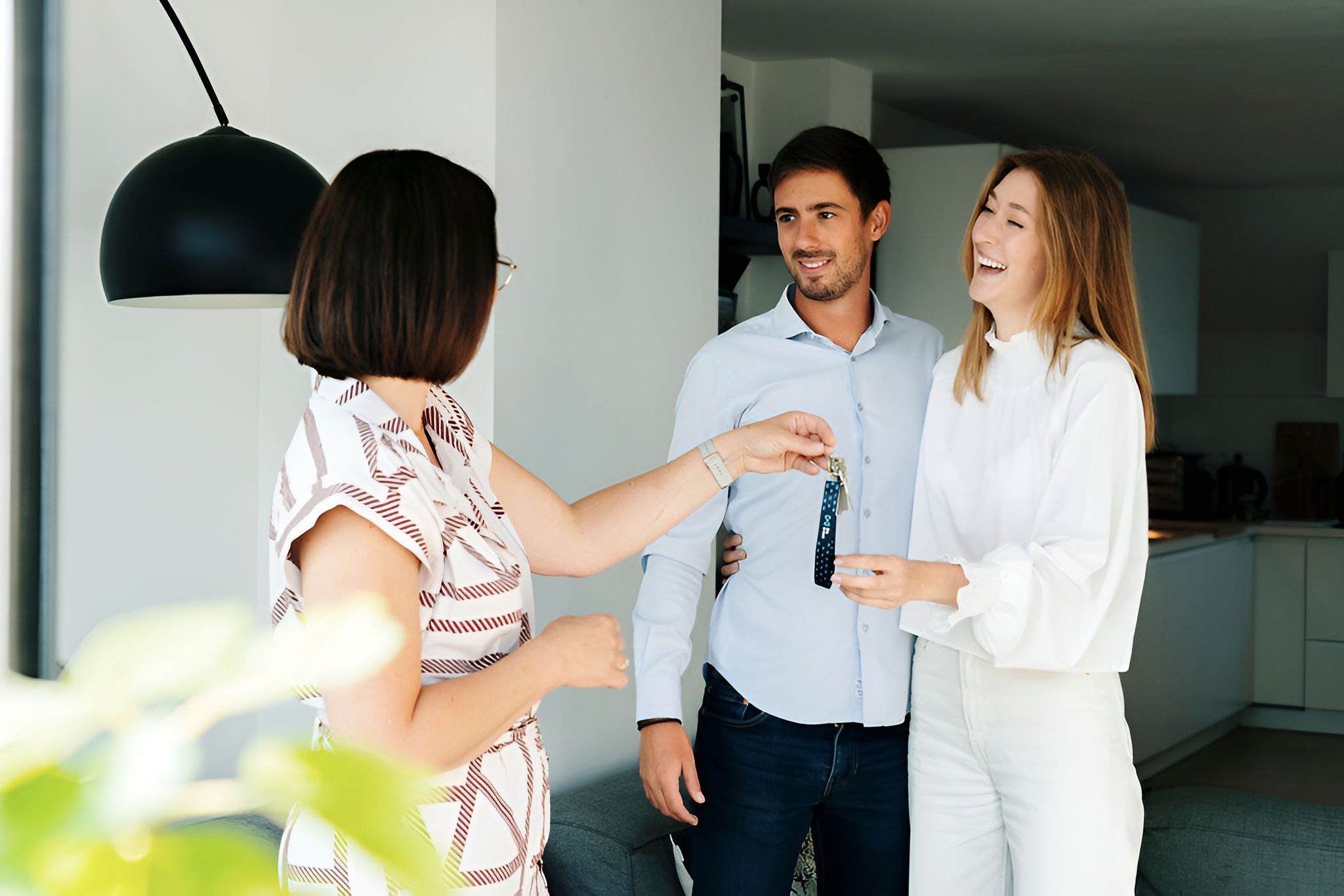 Remise des clés par une agent immobilier We Invest à Ciney