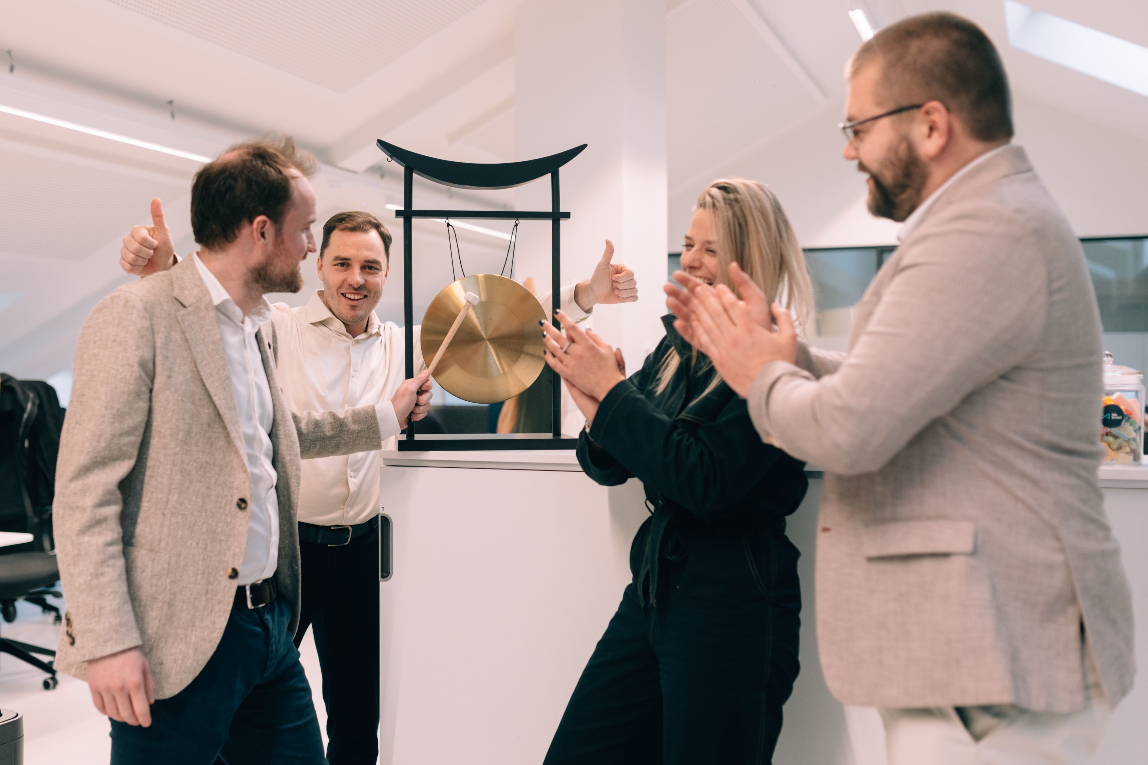 Célébration d'une vente réussie avec l'équipe de l'agence immobilière We Invest En Fagne
