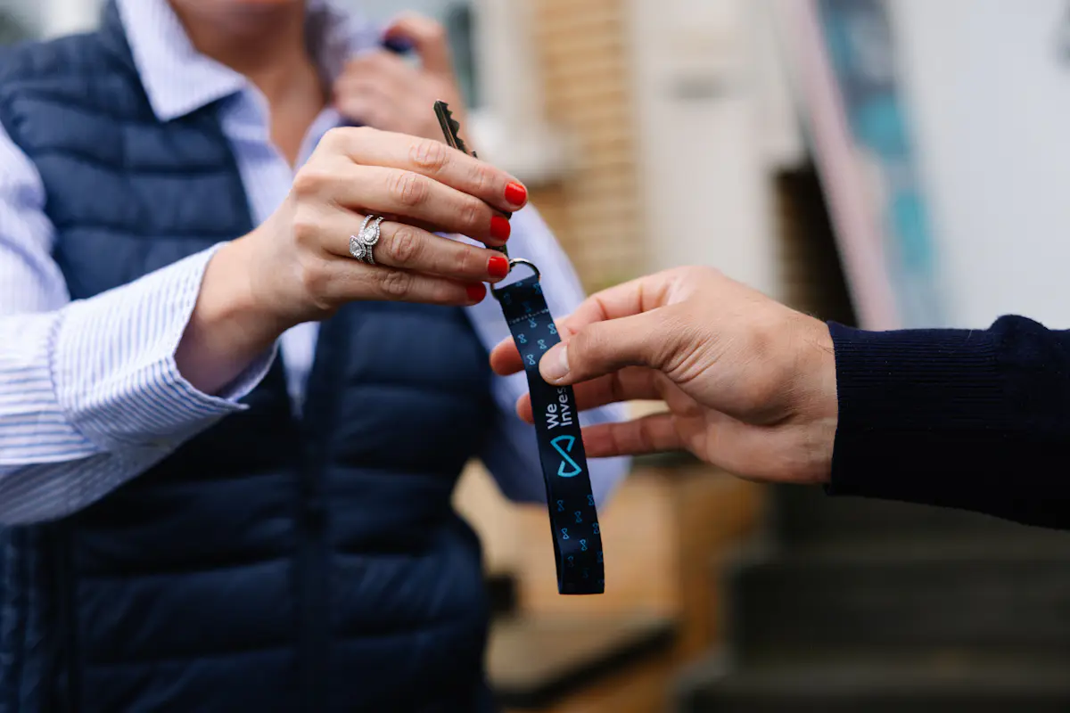 Agent immobilier We Invest Grez-Doiceau accompagnant un acheteur
