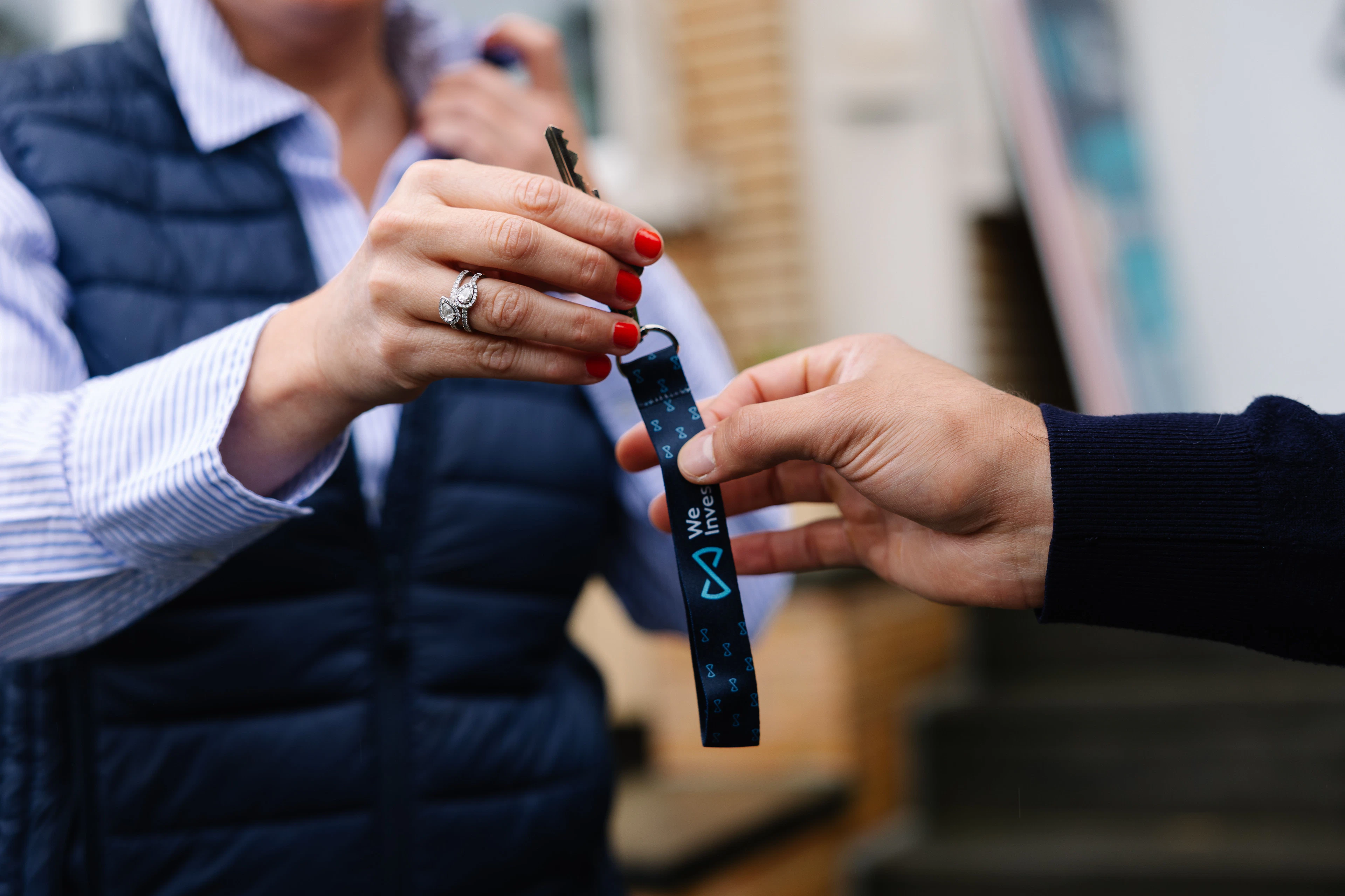 Remise des clés d'une maison par un agent immobilier We Invest en Haute Senne