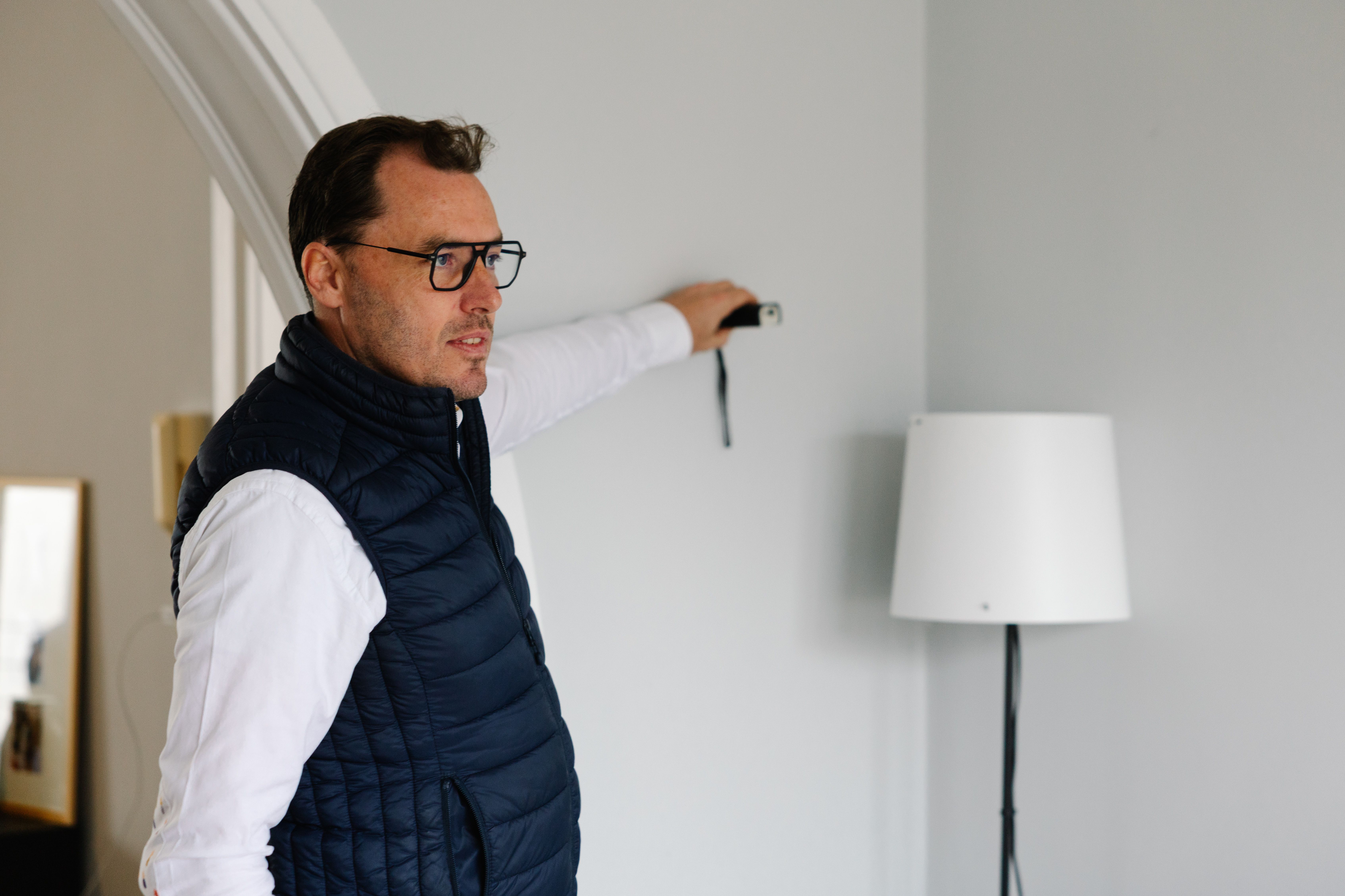 Agent immobilier We Invest réalisant un rapport d'estimation à Huy