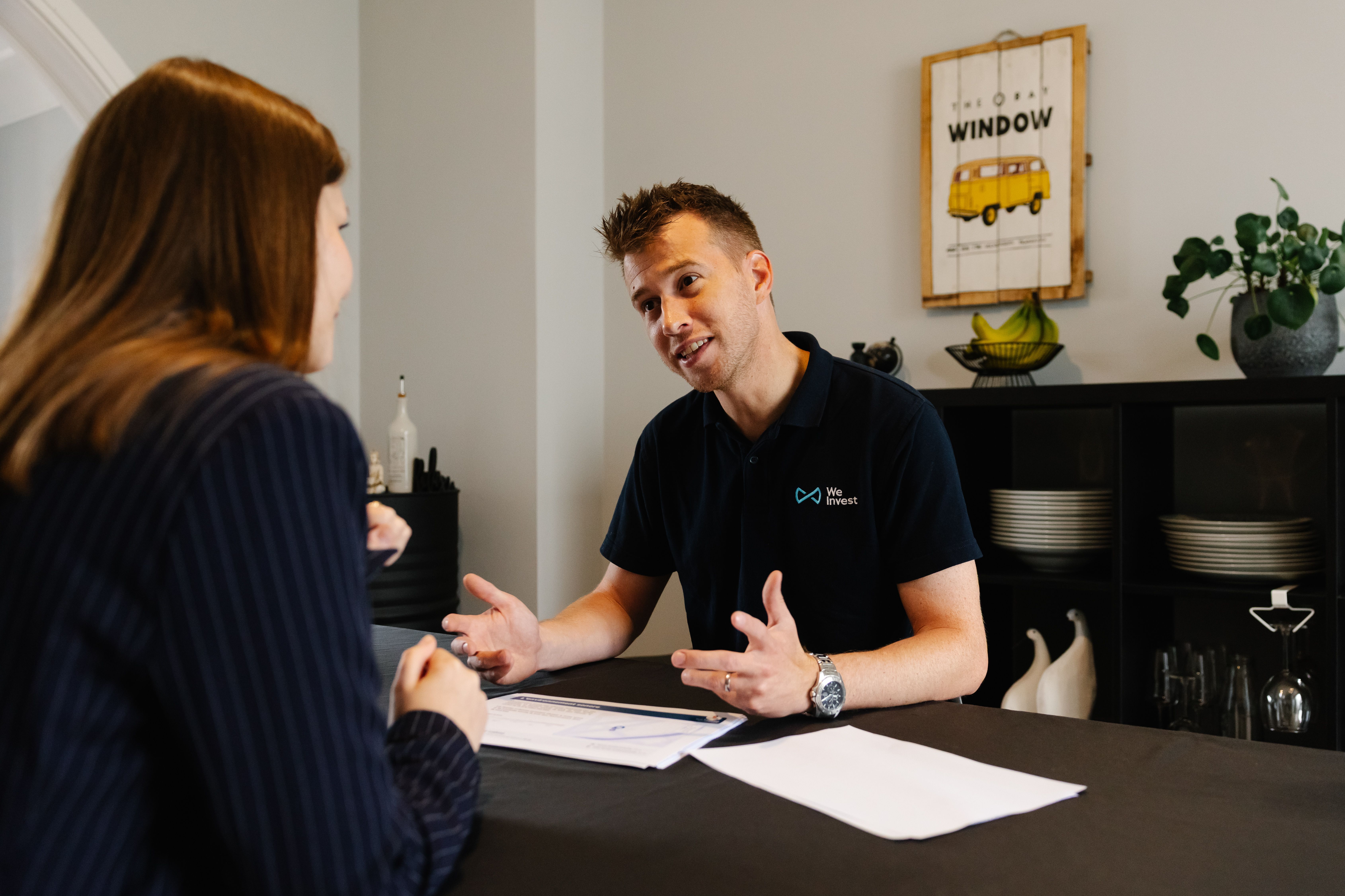 Agent immobilier We Invest accompagnant un acheteur pour l'achat d'une maison à Ixelles