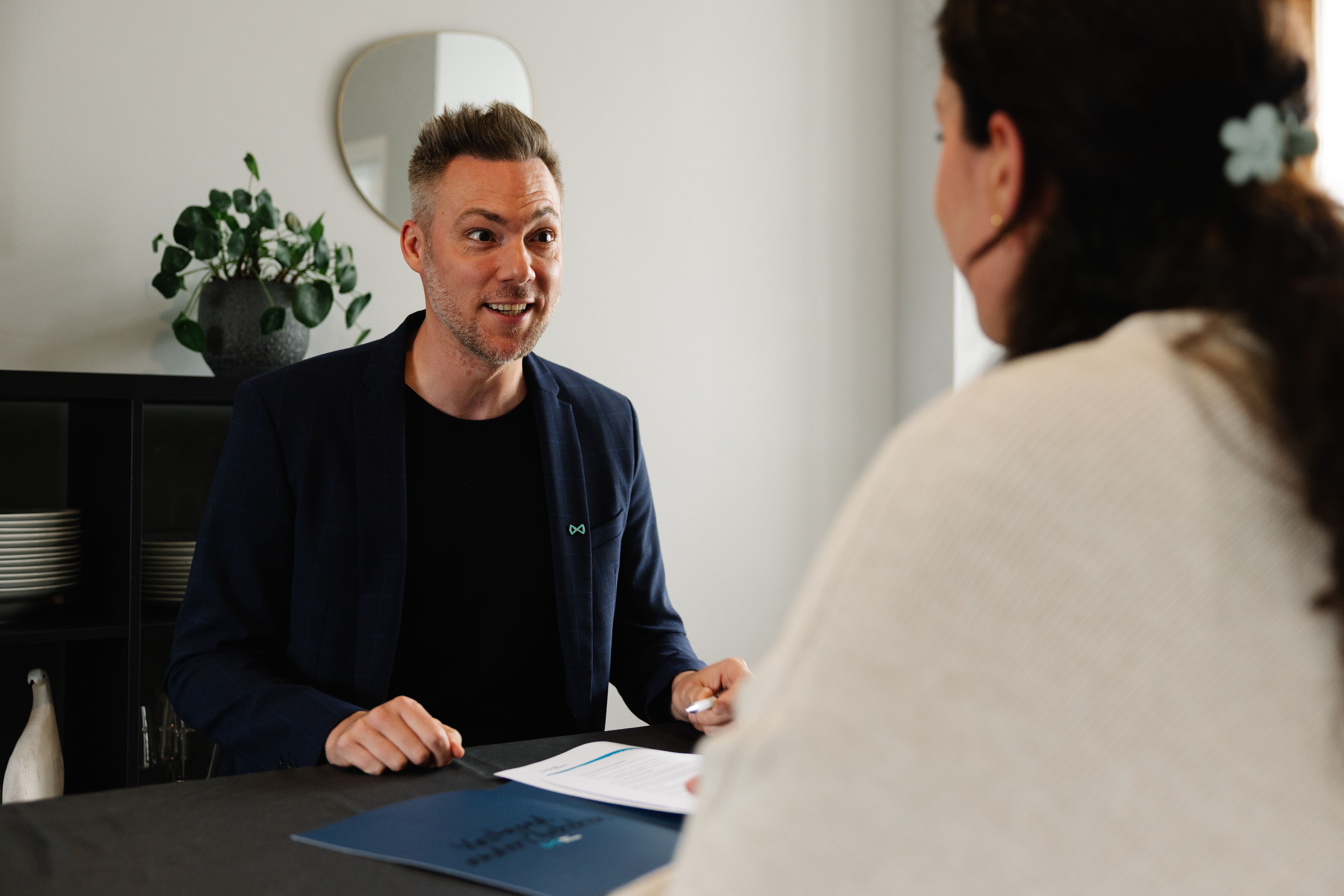 We Invest-vastgoedmakelaar die een koper begeleidt bij de aankoop van een woning in Leopoldsburg