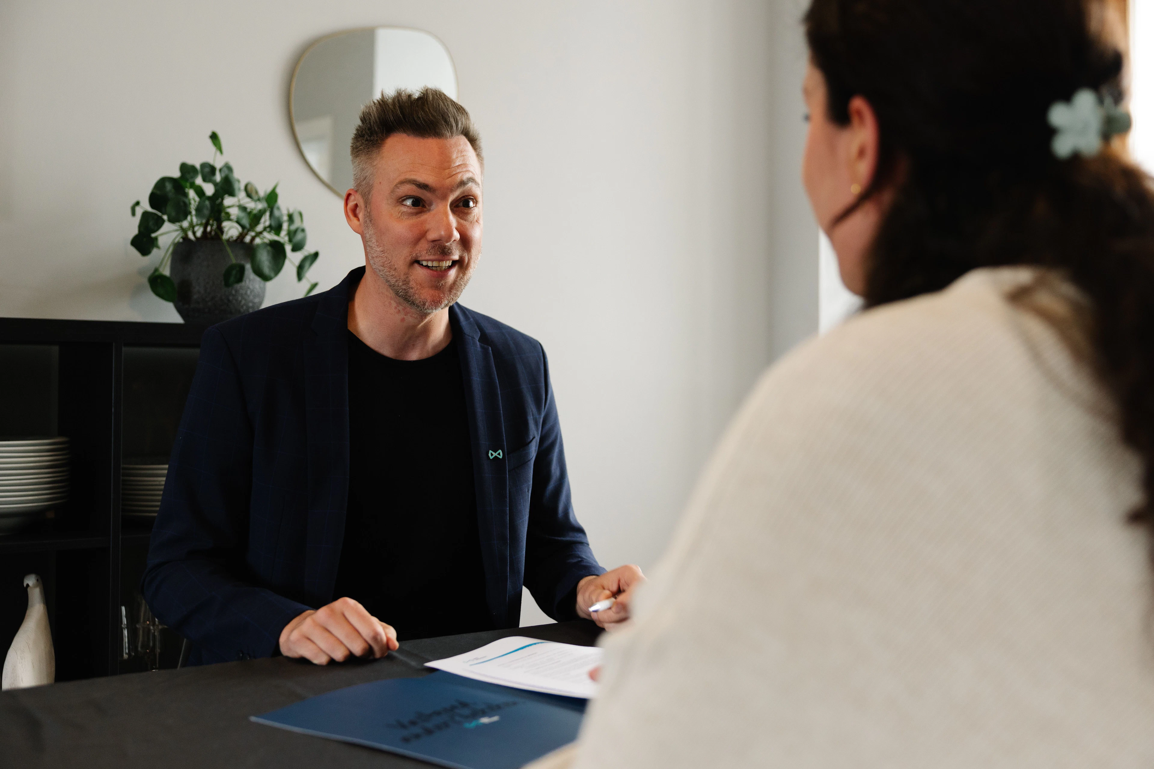 We Invest-vastgoedmakelaar die een koper begeleidt bij de aankoop van een woning in Leopoldsburg