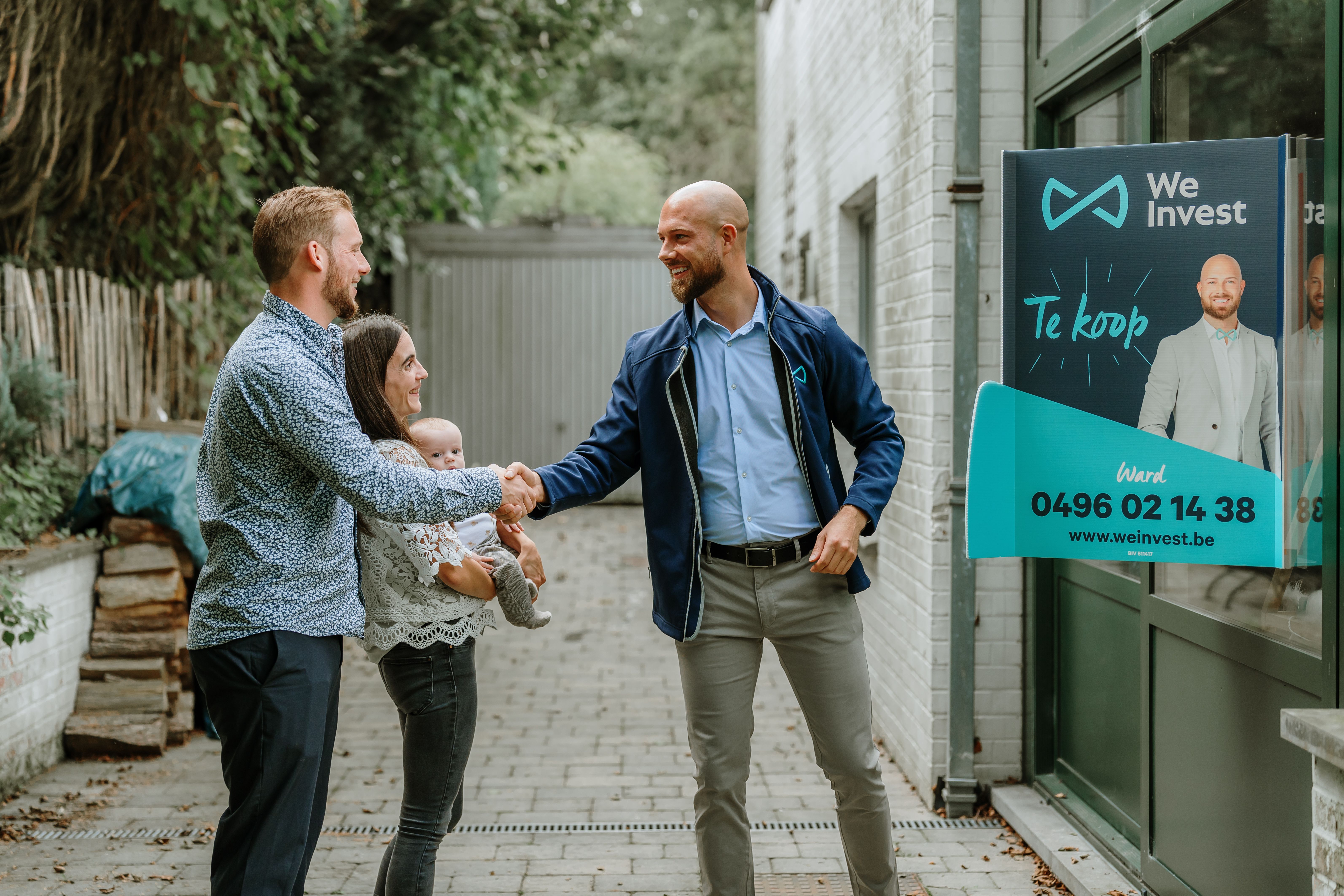 Handdruk na een successvolle onderhandeling met een We Invest-vastgoedmakelaar in Leuven