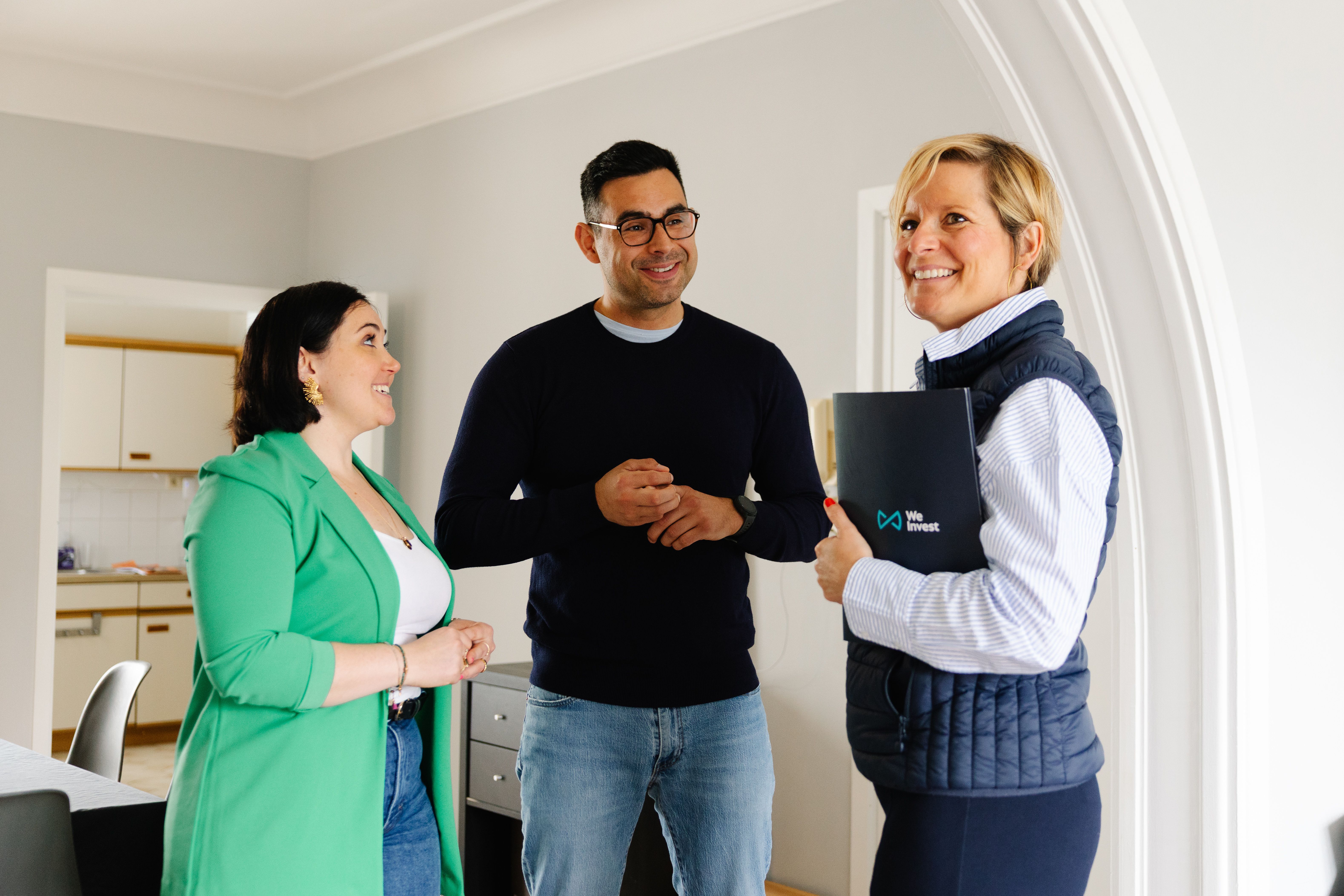 Agent immobilier We Invest accueillant des clients pour une visite immobilière à Liège