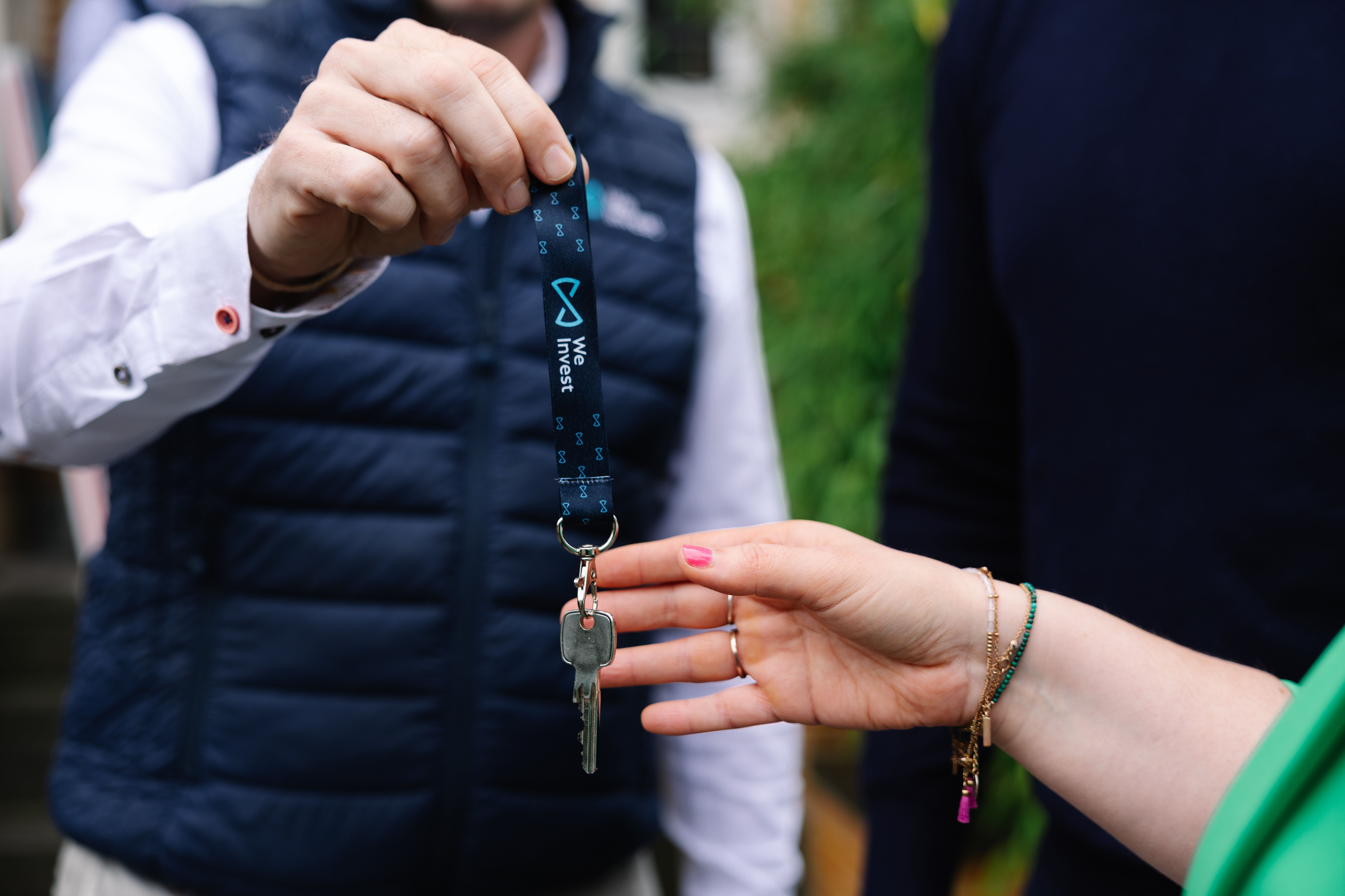 Remise des clés d'une maison par un agent immobilier We Invest à Marche