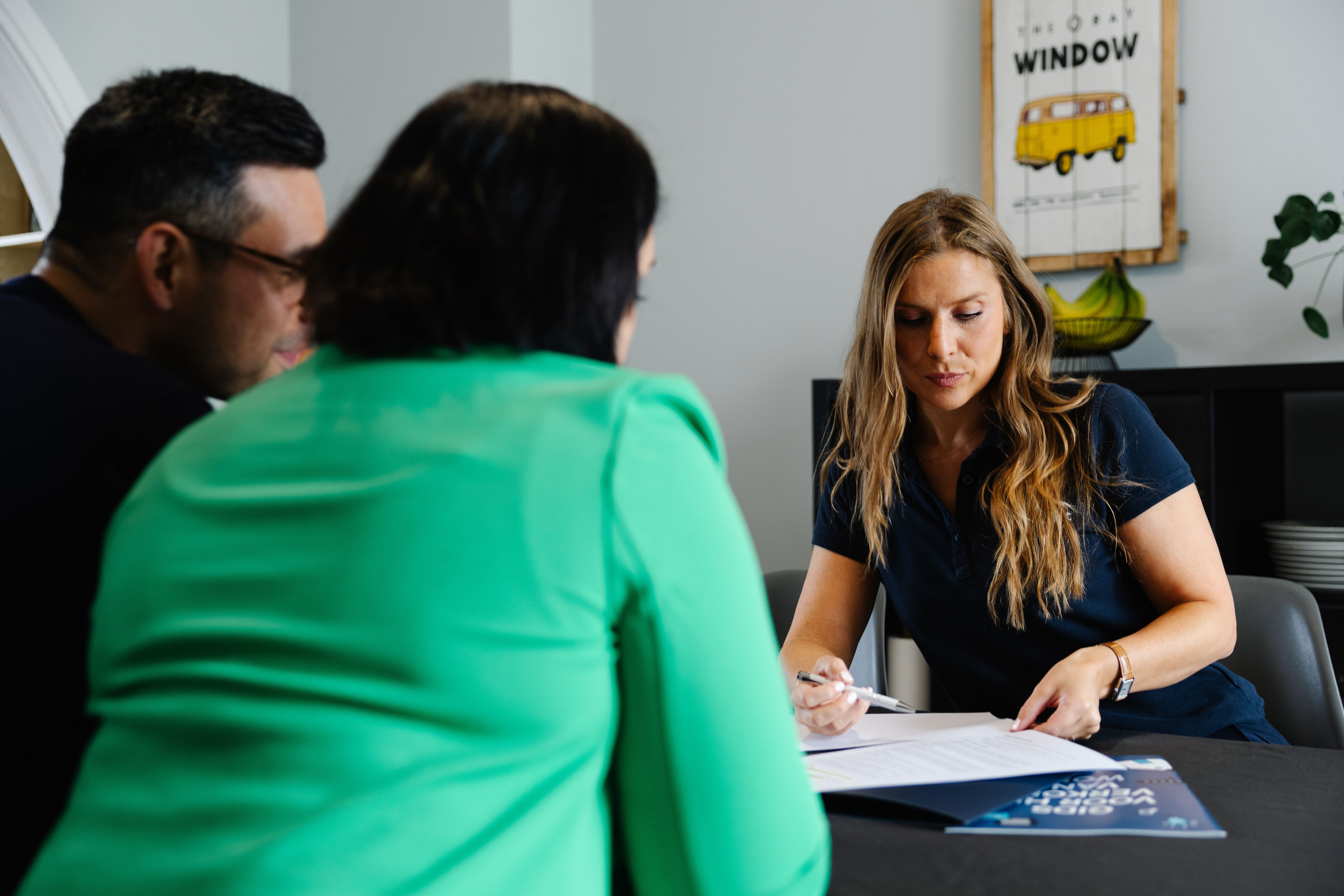 We Invest-vastgoedmakelaar die een koper begeleidt bij de aankoop van een woning in Meise