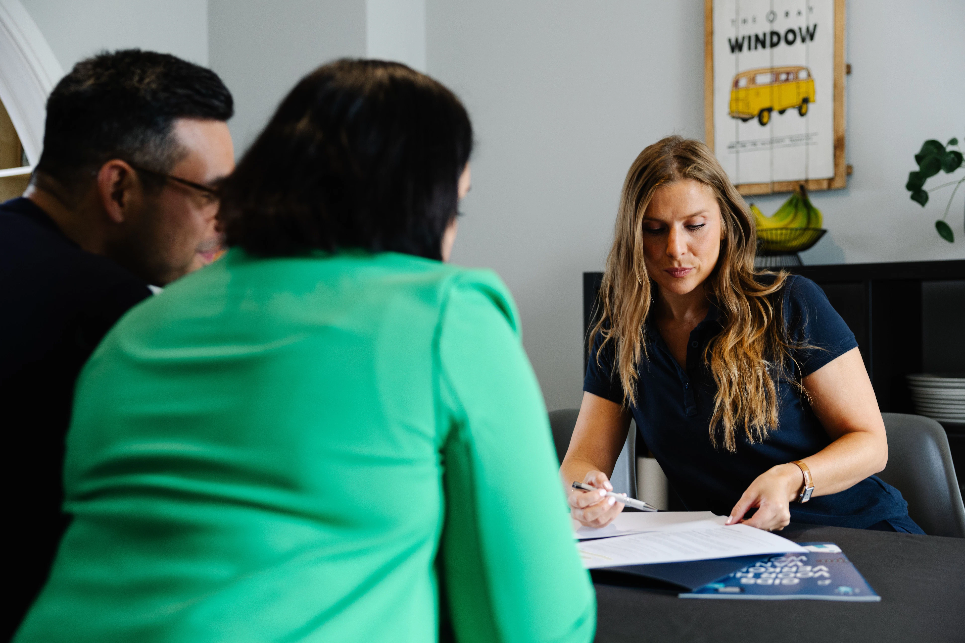 We Invest-vastgoedmakelaar die een koper begeleidt bij de aankoop van een woning in Meise