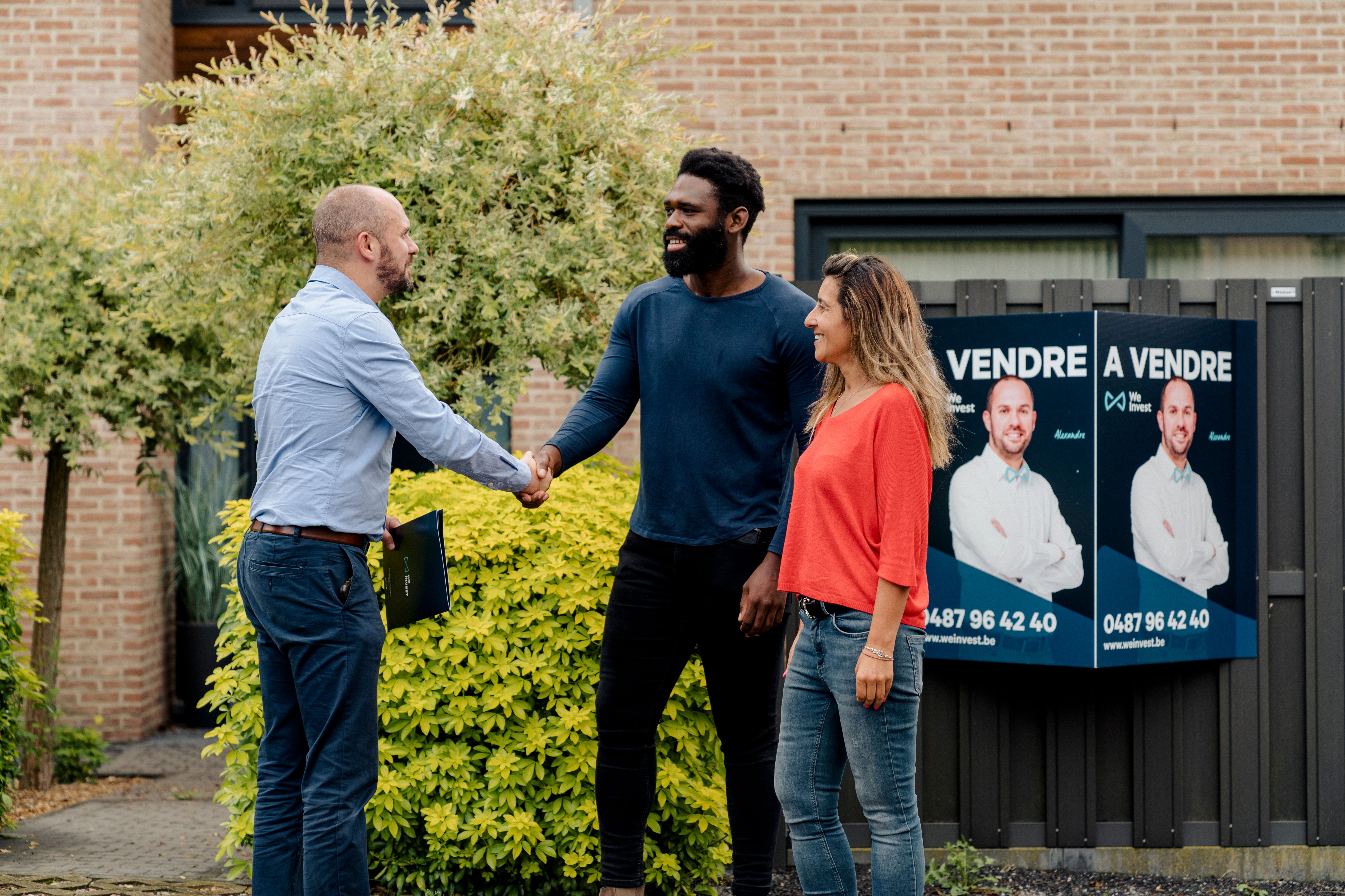 Poignée de main suite à une négociation réussie avec un agent immobilier We Invest Mons
