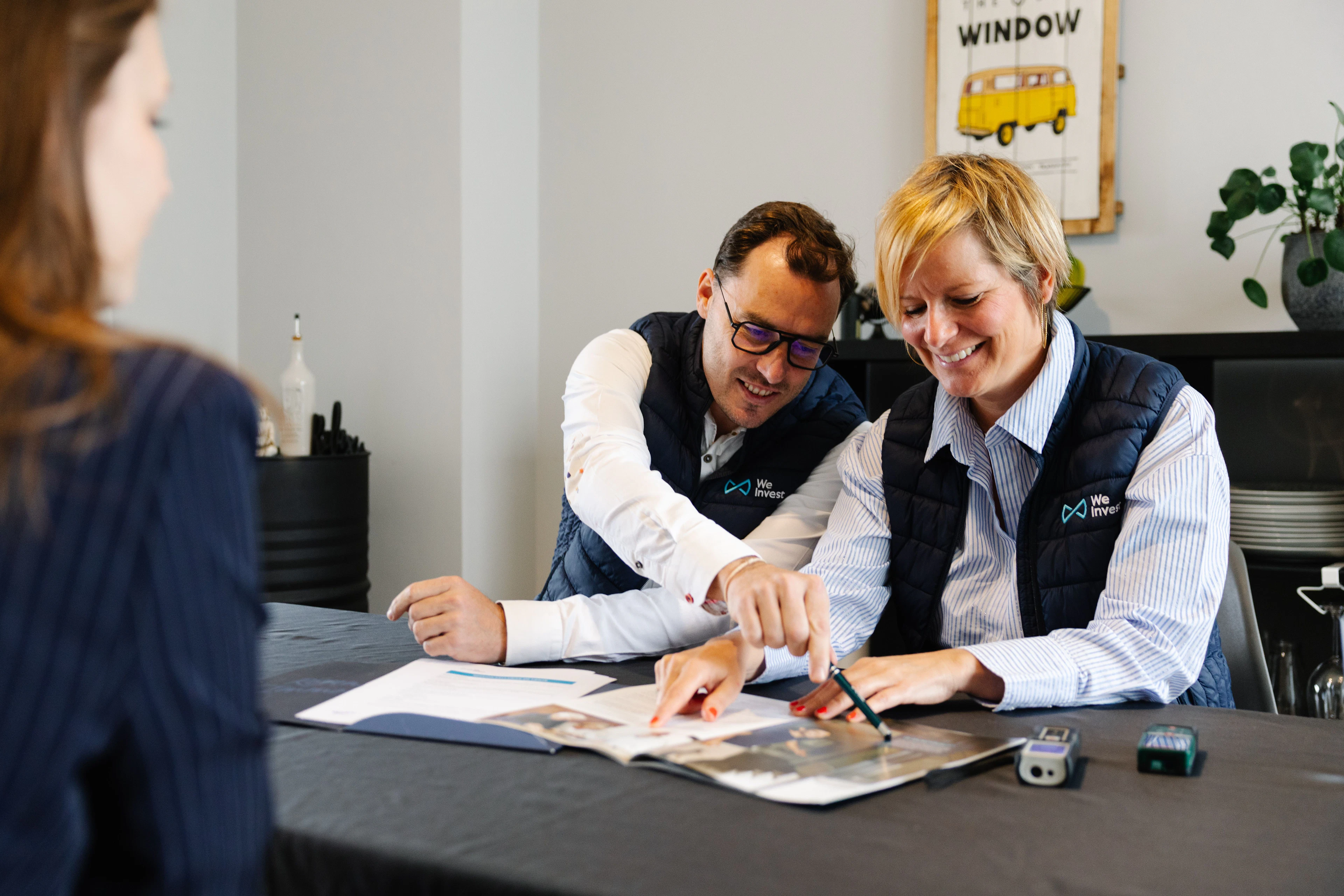 Agents immobiliers We Invest accompagnant un acheteur pour l'achat d'une maison à Namur