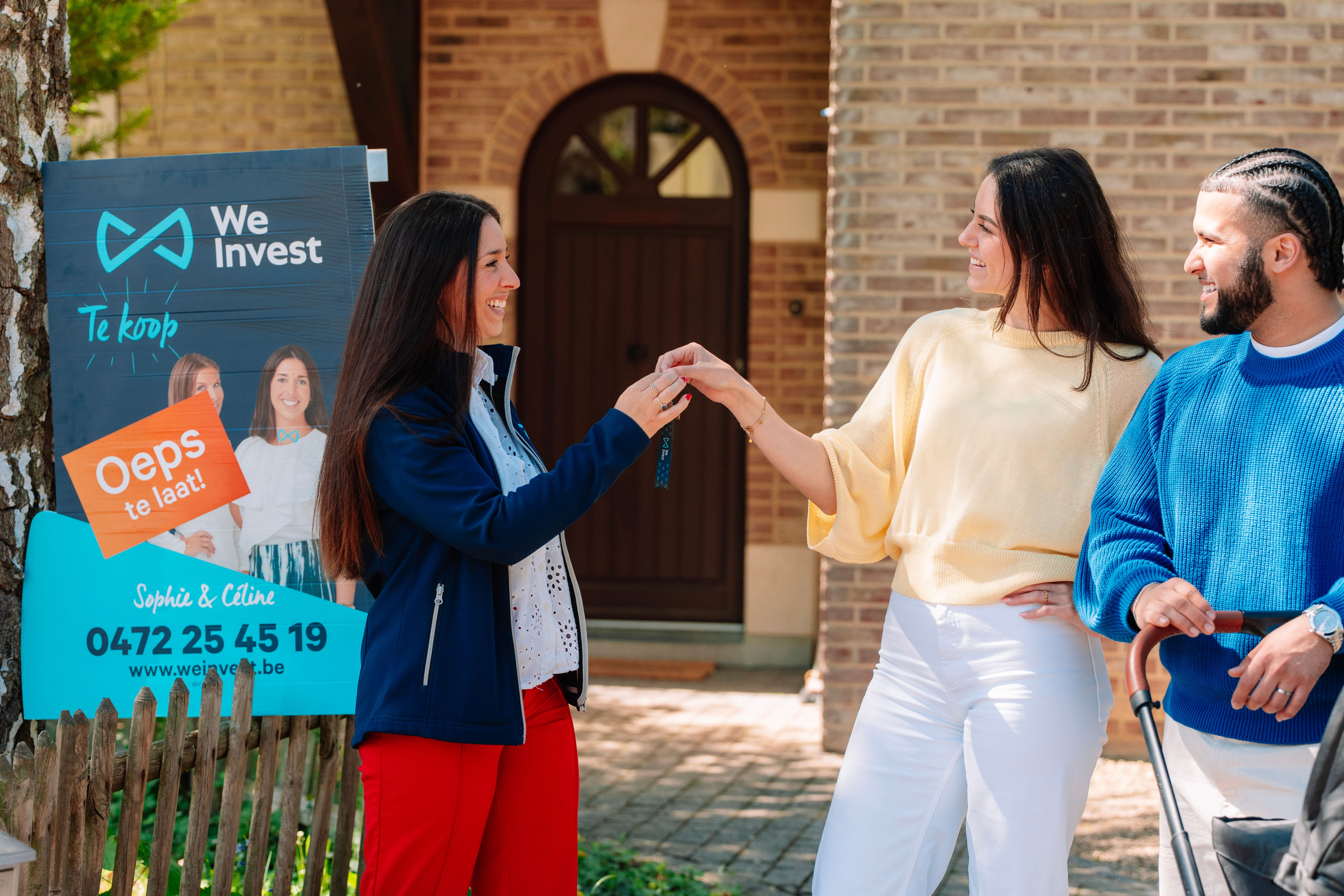 Overhandiging van de sleutels van een woning door een We Invest-vastgoedmakelaar in Overijse
