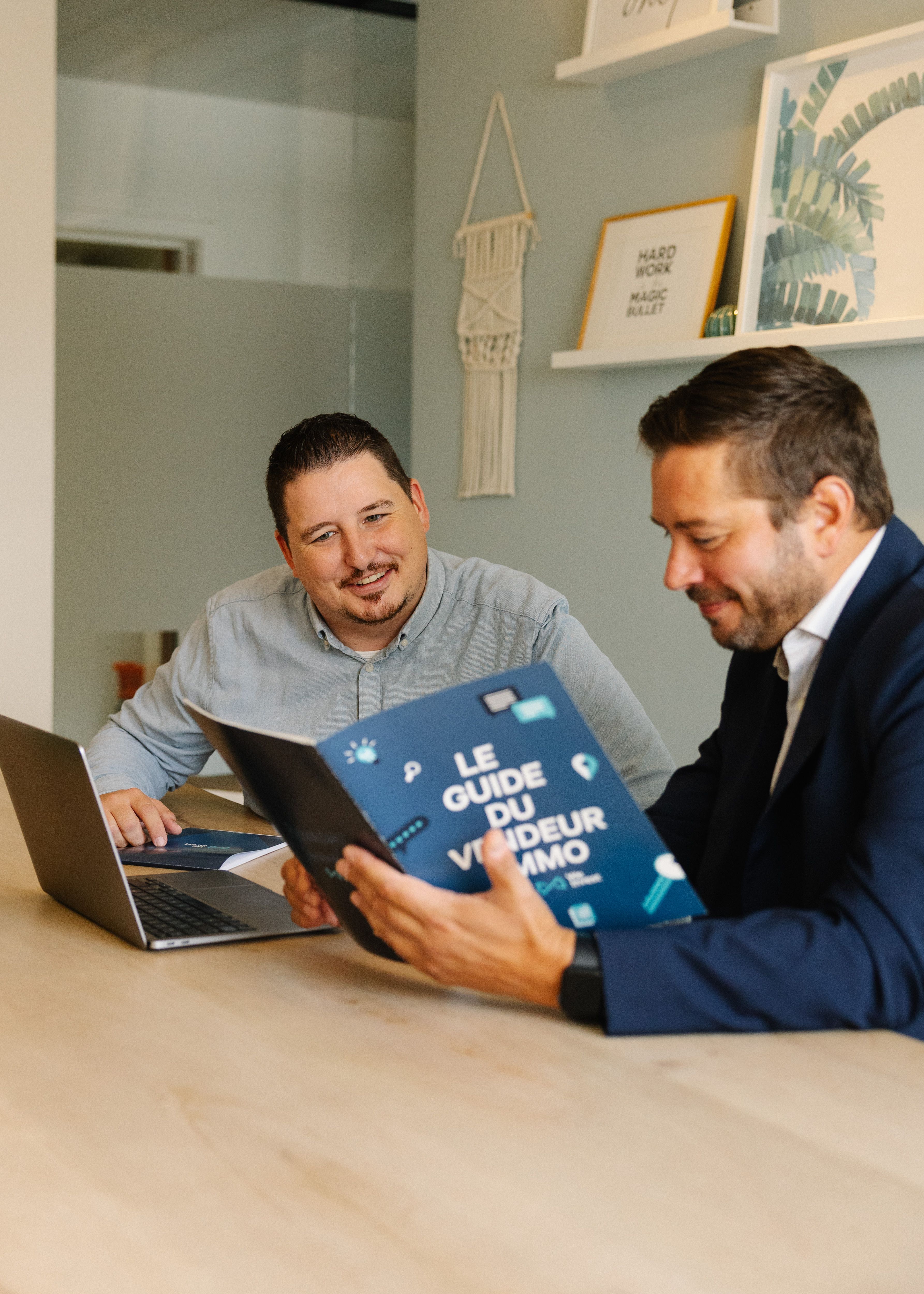 Conseiller immobilier accompagnant un vendeur pour la mise en vente d'une maison à Tournai