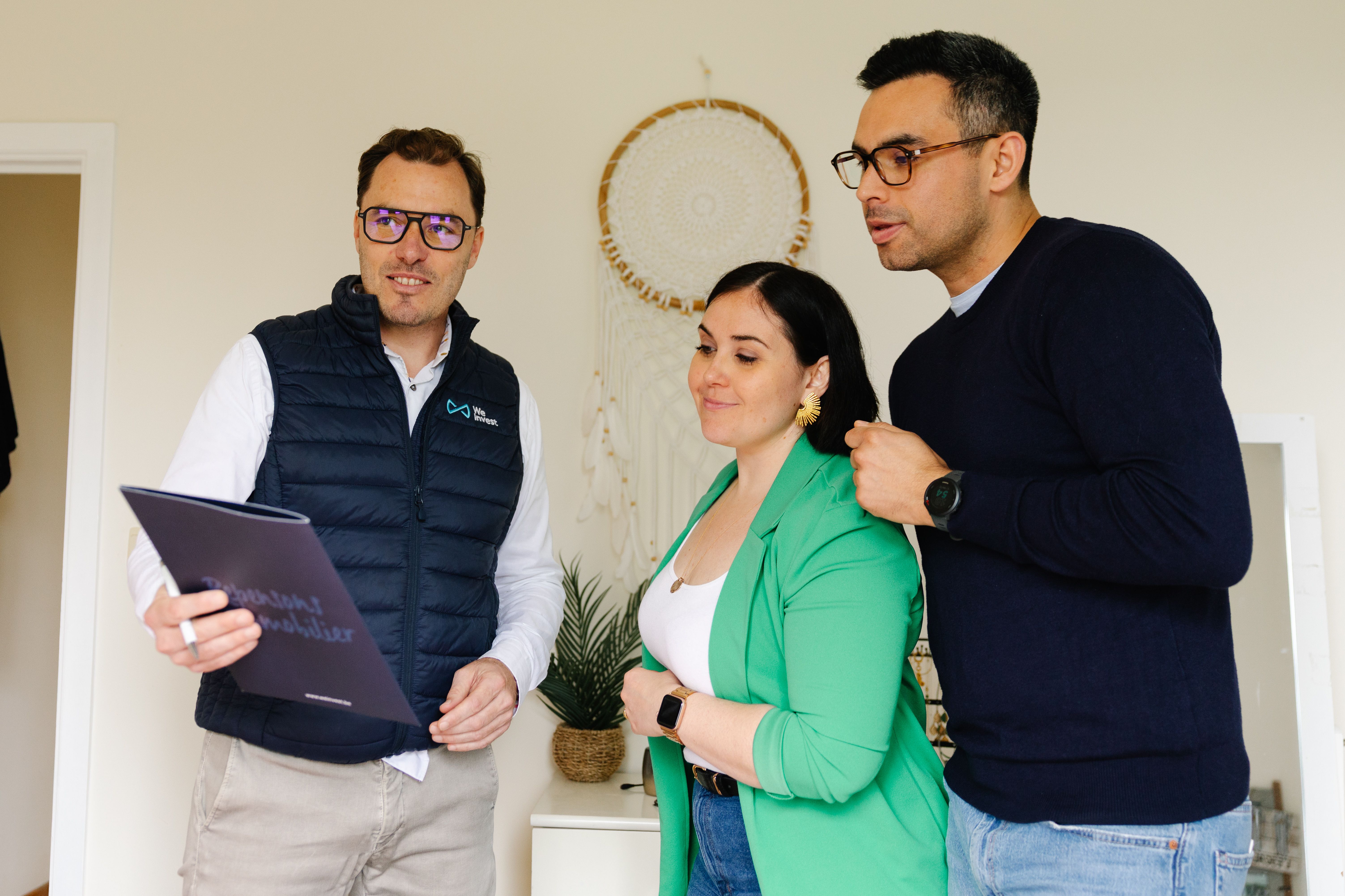 Agent immobilier We Invest accueillant des clients pour une visite immobilière à Tubize